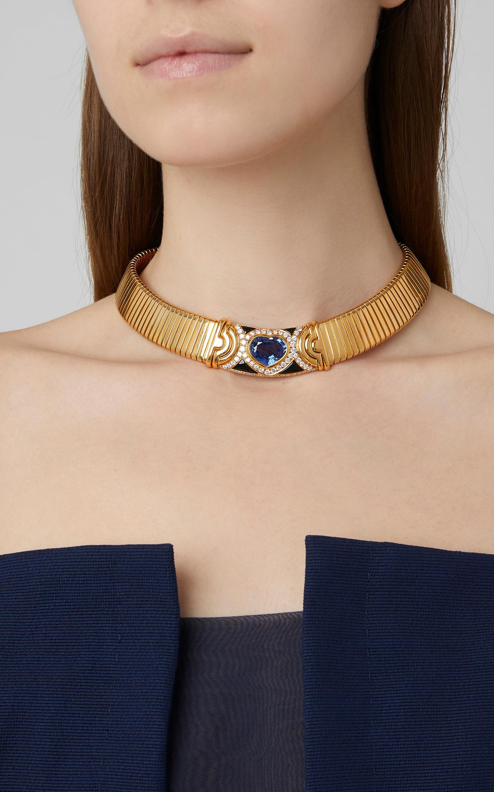 A beautiful Bulgari 18kt yellow gold choker necklace (adjustable size) centering a 14ct natural Ceylon heart-shaped sapphire, embellished by a diamond frame and onyx elements. Made in Italy, circa 1970.

