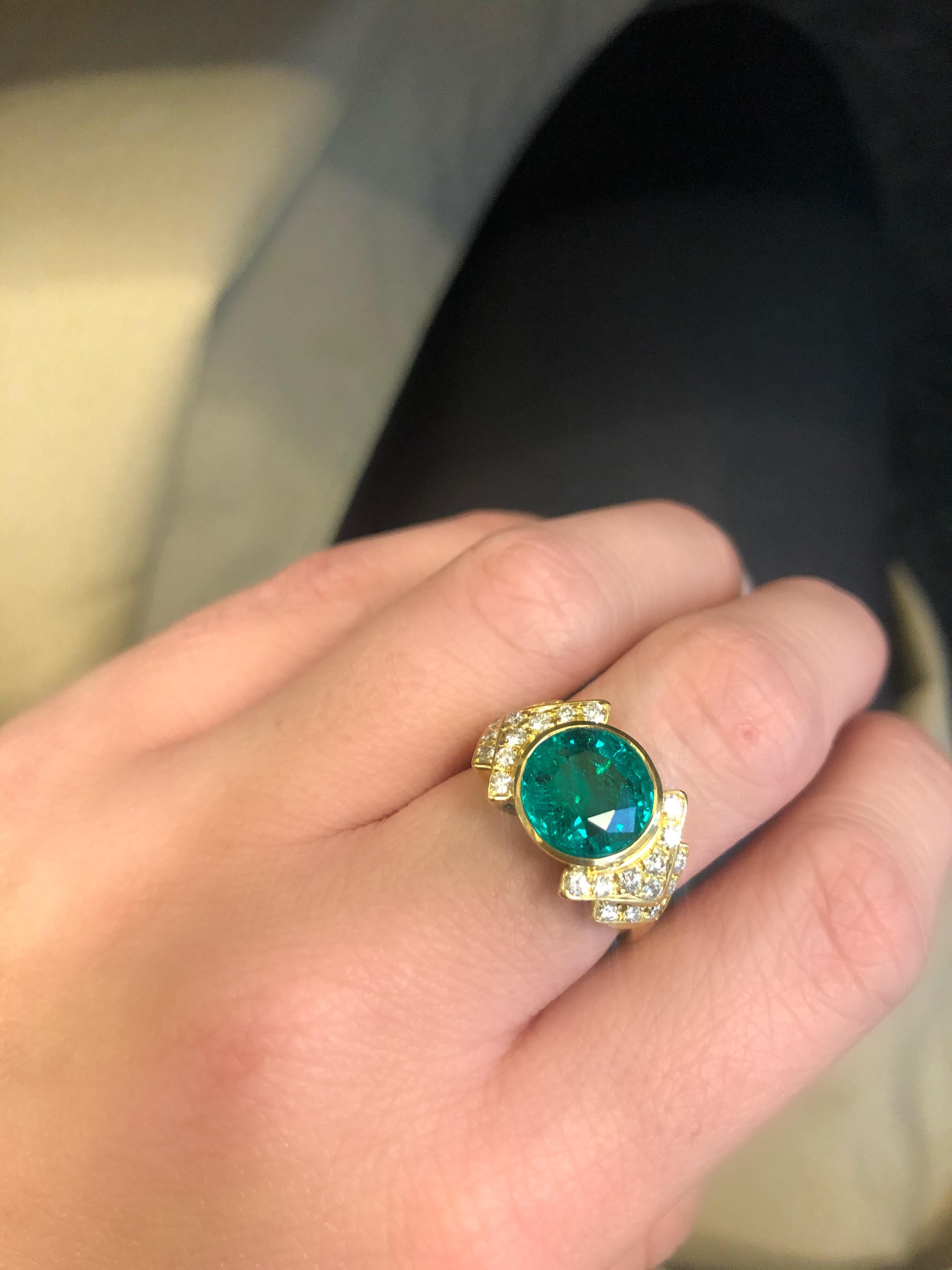 Bulgari 18 Karat Gold and Diamond Ring with AGL Certified Colombian Emerald For Sale 2