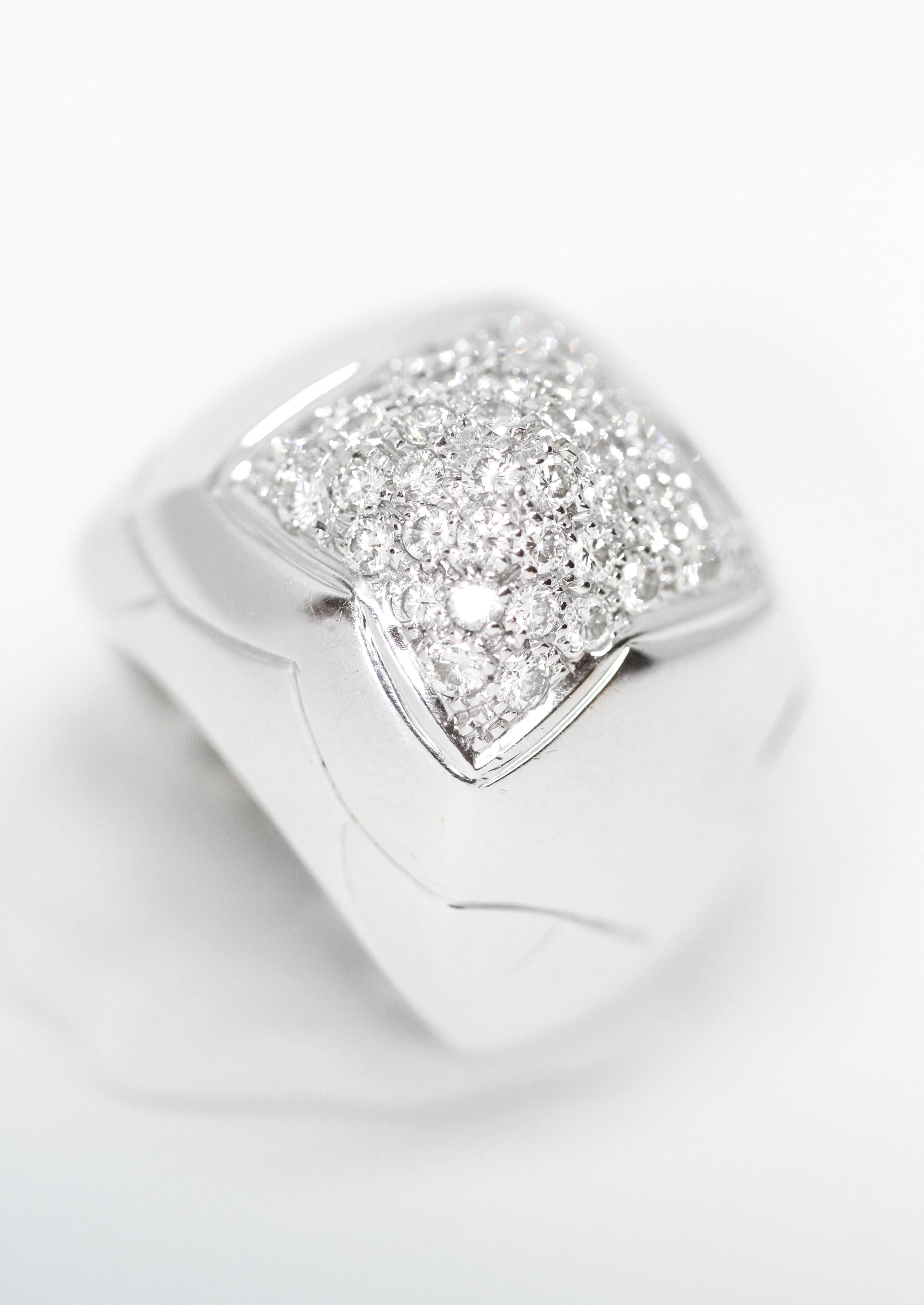 An elegant Bulgari Pyramid ring pavé set in the center with round brilliant cut diamonds weighing approximately 1.04 cts.

Collection: Pyramide
Material: 18k White gold and diamonds
Size: 53 approx. 6.5
Measurements: height: 28mm -