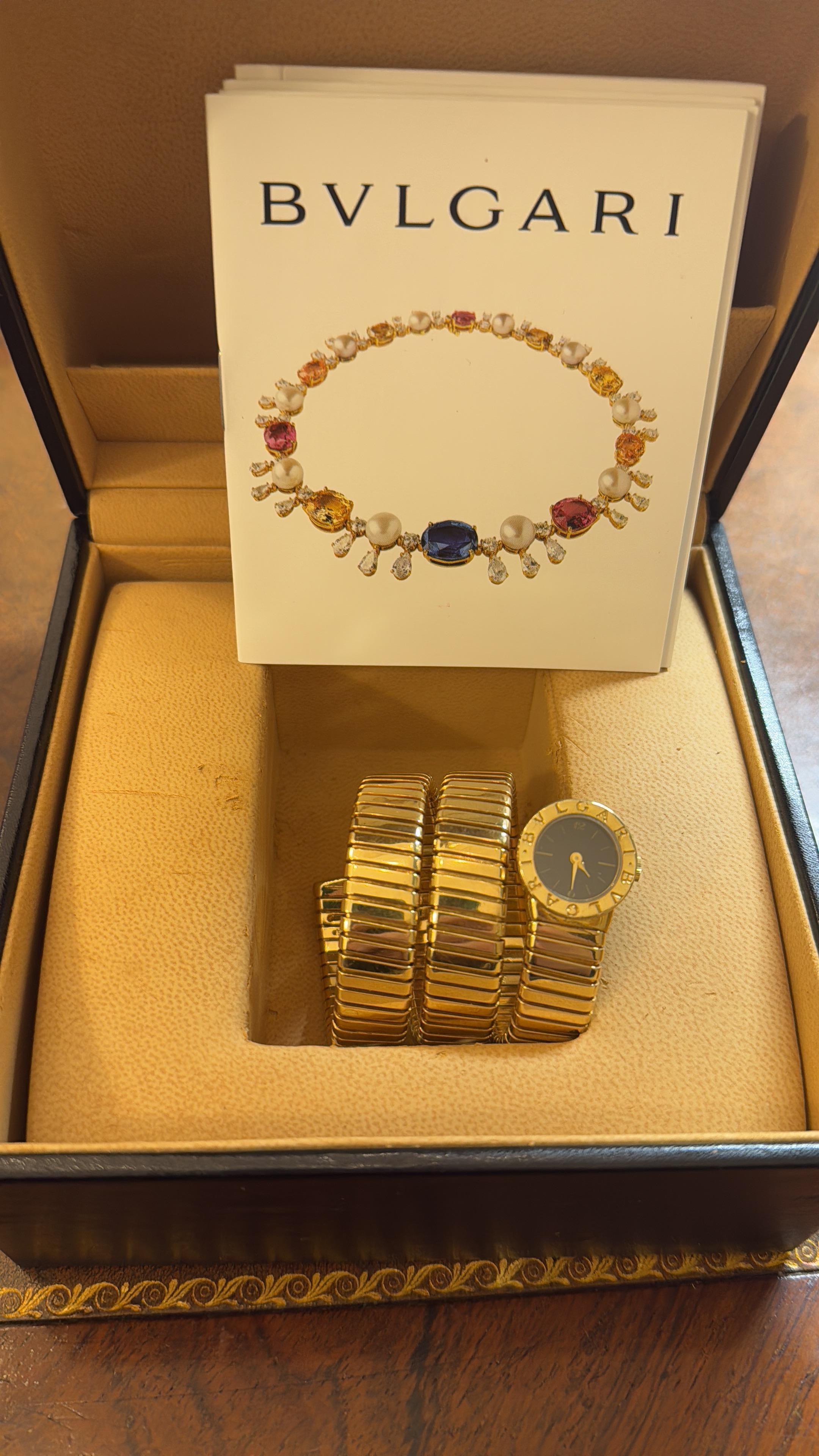 Diese kultige Bulgari Tubogas Damenuhr ist ein wahres Meisterwerk an Eleganz und Raffinesse. Sie ist aus 18 Karat Gelbgold gefertigt und verfügt über das charakteristische Schlangenarmband und ein rundes schwarzes Zifferblatt, das sie zu einem