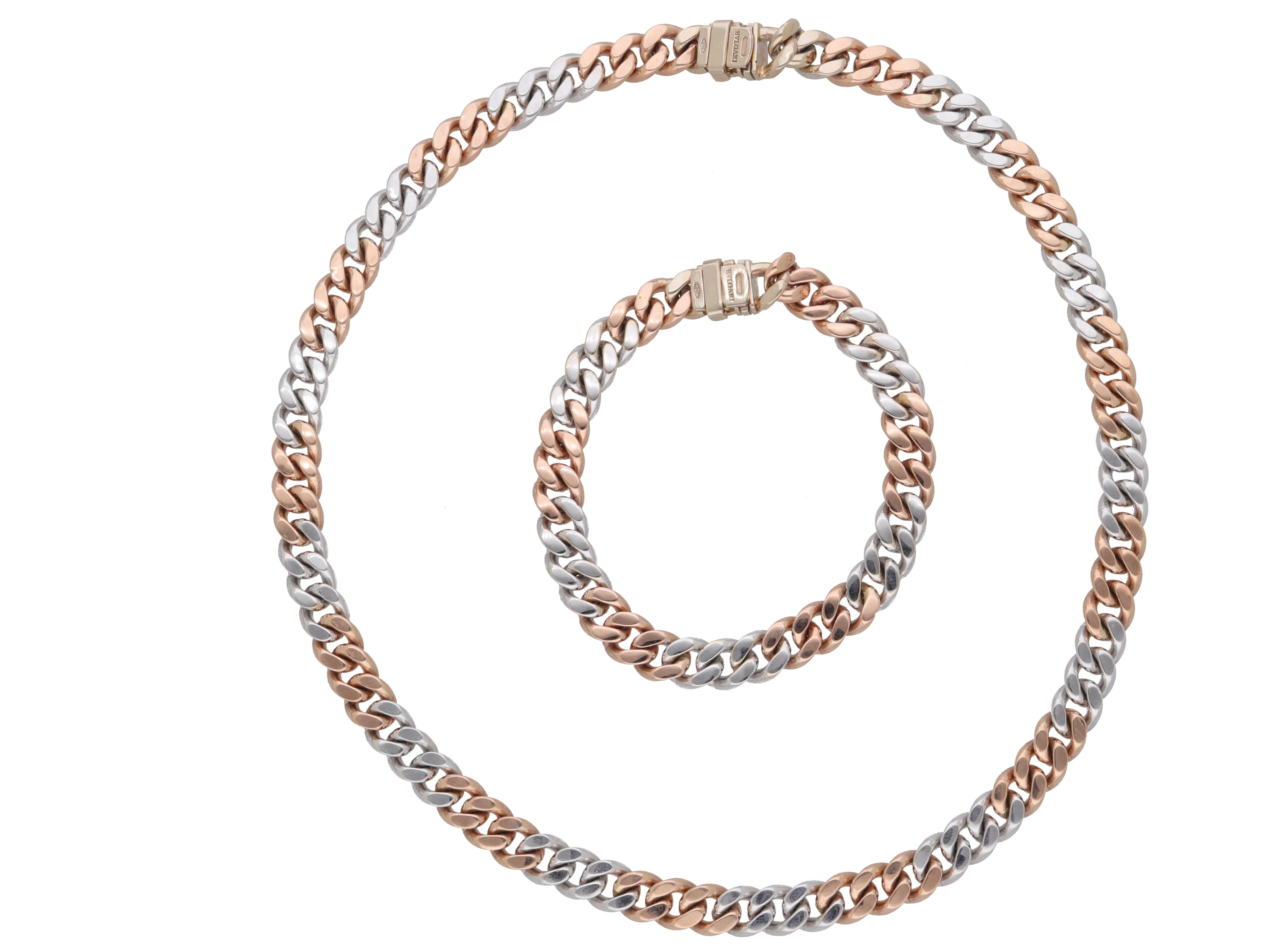Engastado en oro blanco y rosa de 18 quilates por Bulgari.
Un diseño icónico de Bulgari, el groumette caracteriza la pulsera y el collar.
La alternancia de oro blanco y rosa hace que este conjunto sea aún más brillante.
Peso del collar: gr. 114.00