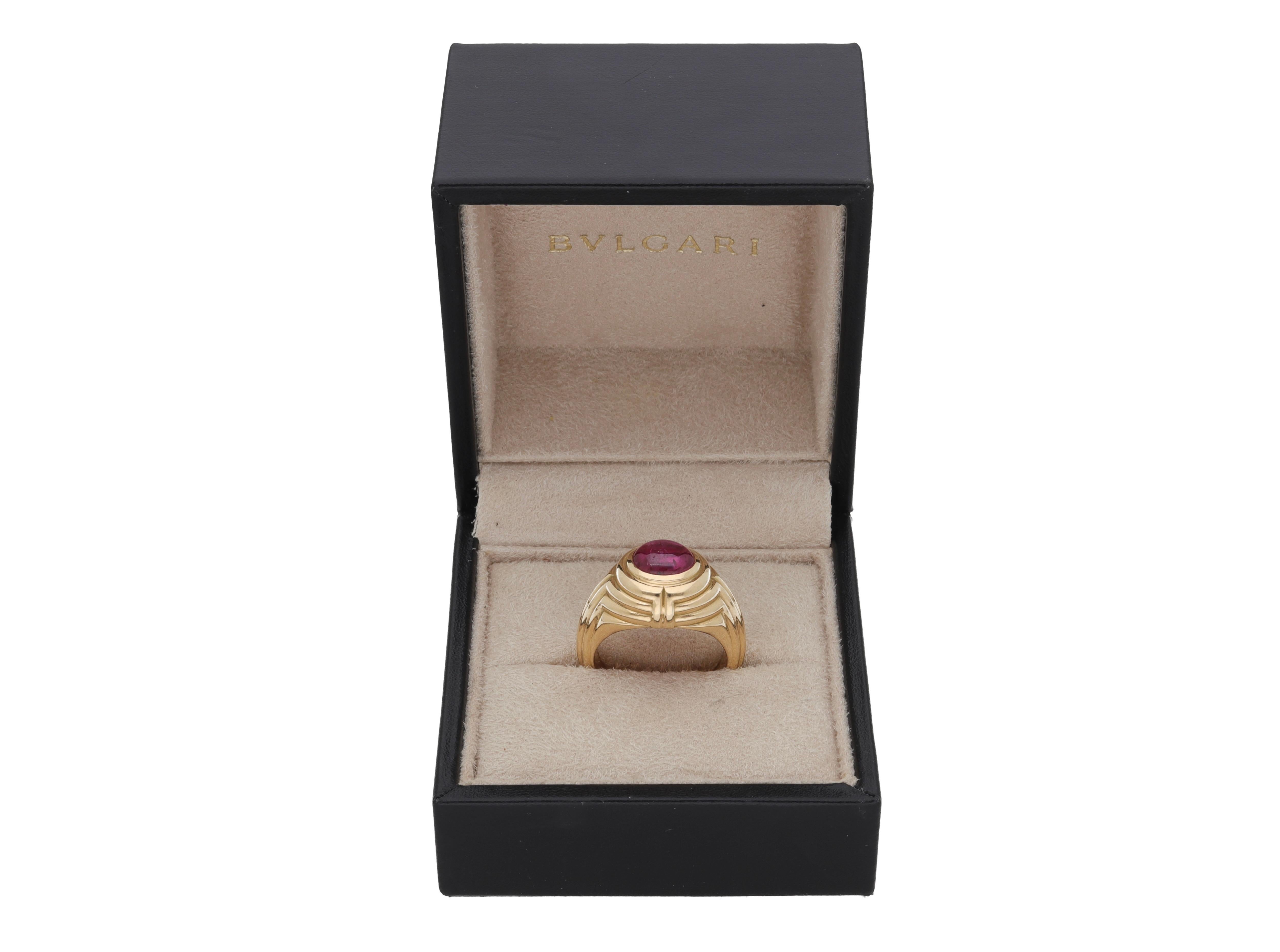Cabochon Bulgari 18 Kt. Yellow Gold Ruby Cocktail ring 1980 in vendita