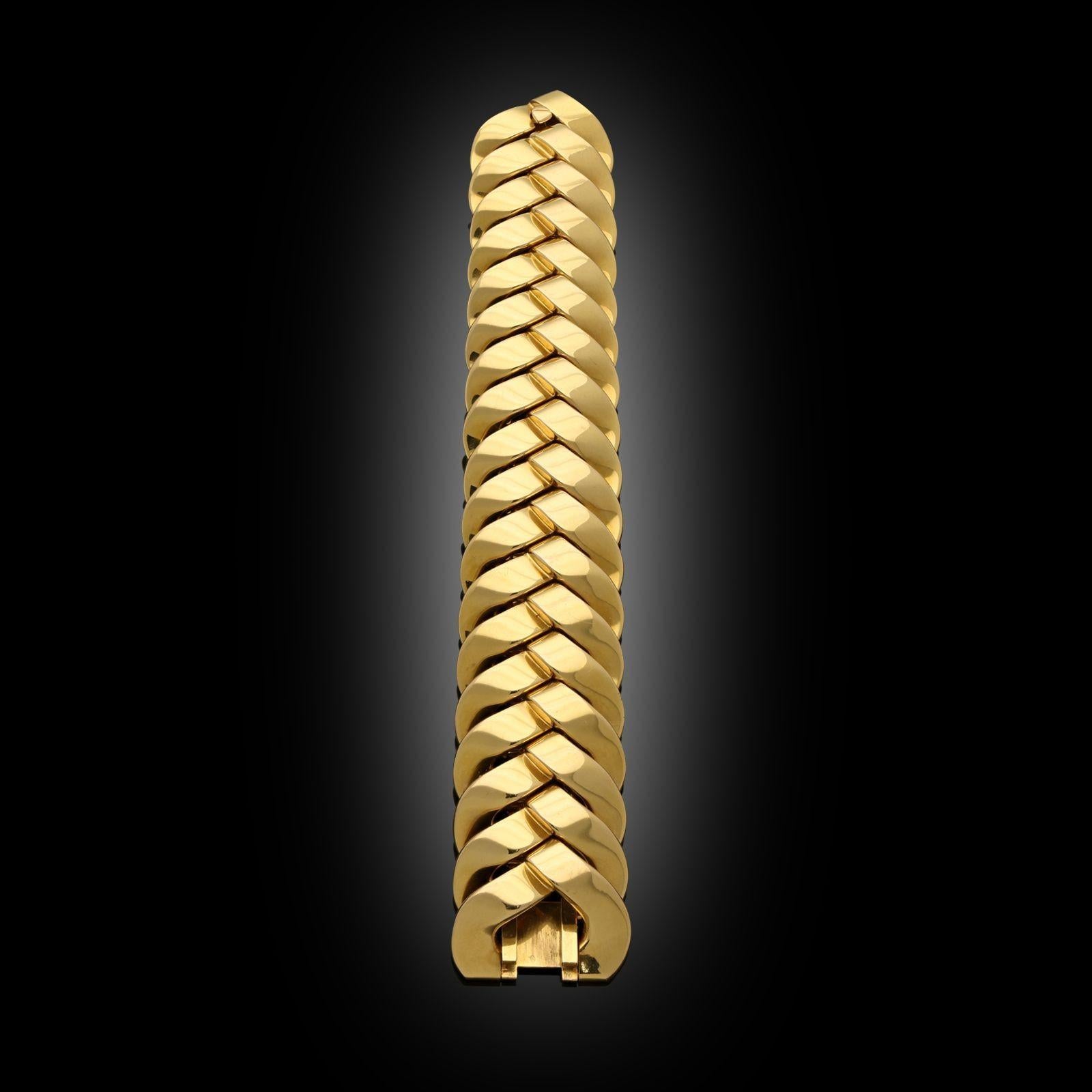 Ein wunderbar stilvolles Vintage-Goldarmband von Bulgari c.1970s, das schwere, klobige Armband von verdrehten geflochtenen offenen Arbeit Form in hochglanzpolierten 18ct Gelbgold zu einem verdeckten Verschluss. Es handelt sich um ein wunderschön