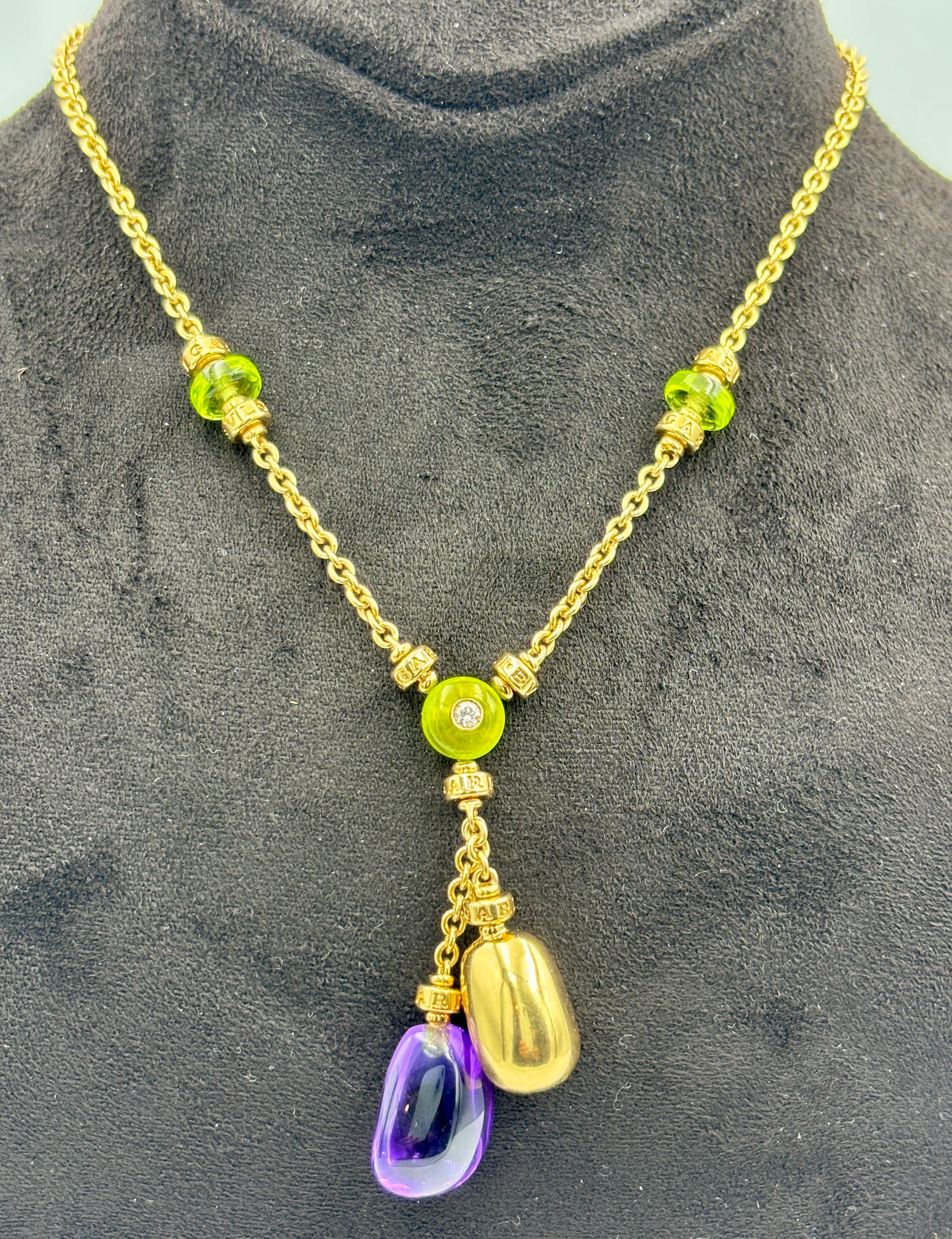 Il design di questa bellissima collana Bulgari è incentrato su due gocce, una in oro 18 carati e l'altra in ametista. Accentuata da citrini, la lunghezza della collana è regolabile.
