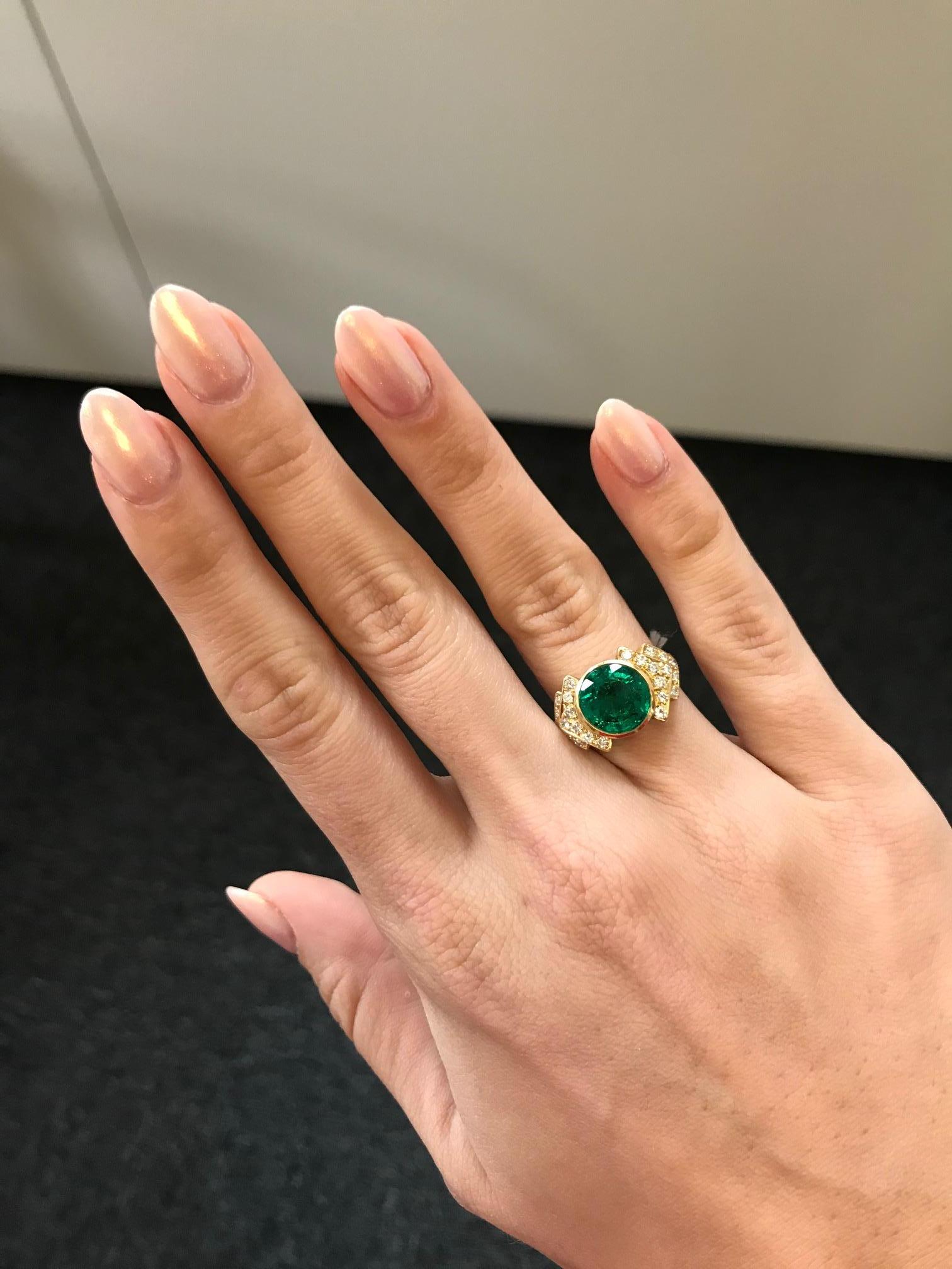 Bulgari 18 Karat Gold and Diamond Ring with AGL Certified Colombian Emerald For Sale 1