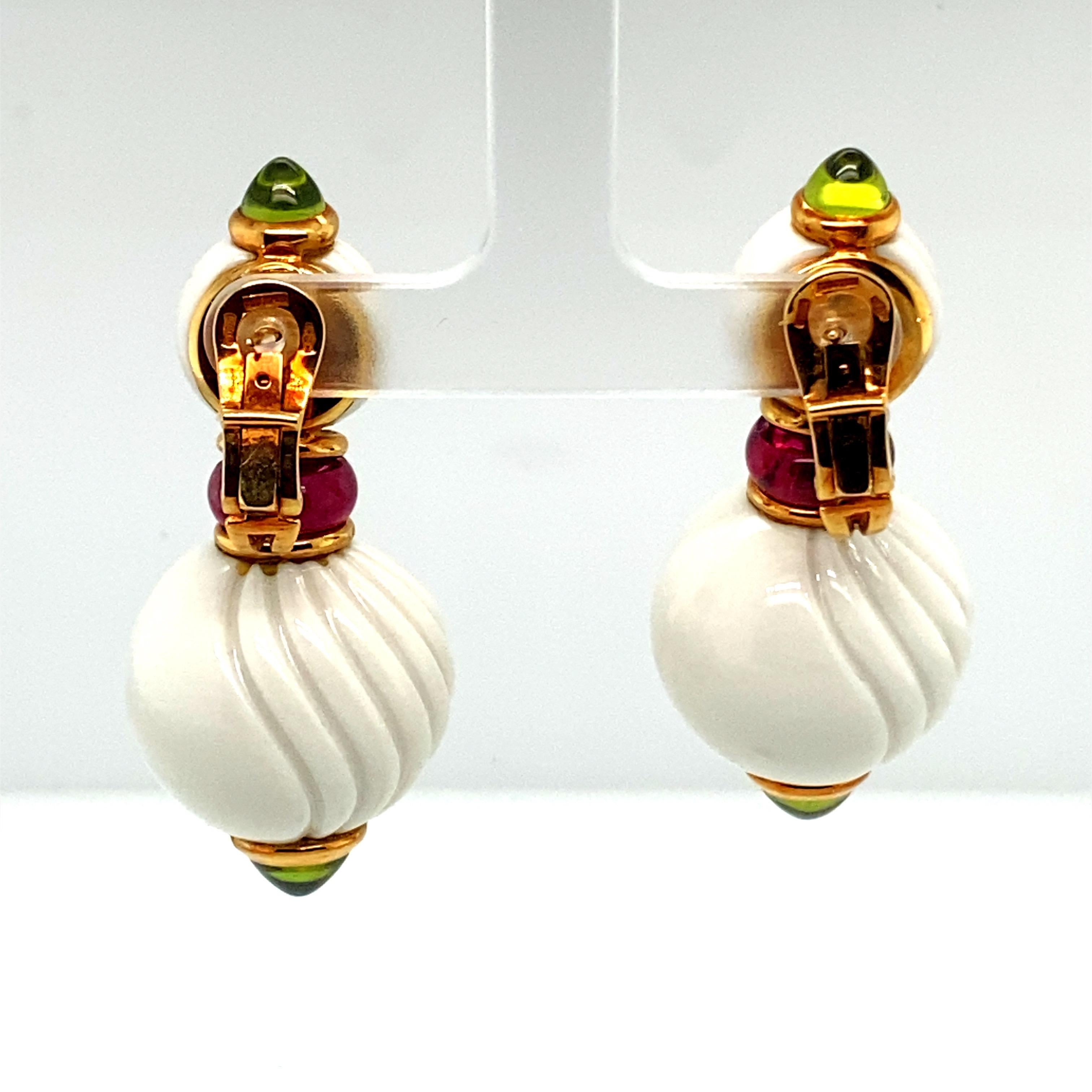 Diese Bulgari-Ohrringe bestehen aus gerippten Keramikperlen:: Peridot-Cabochons und rosa Turmalin-Rondellen. Es misst ungefähr 2 Zoll. Signiert Bulgari.