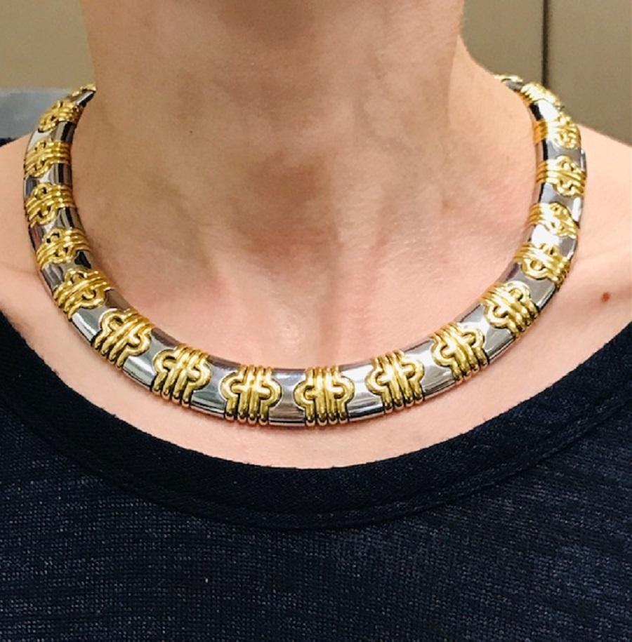 Un'imponente collana Bulgari della collezione Bvlgari Parentesi realizzata in oro bicolore.
Questa collana lucida presenta l'iconico motivo Parentesi creato da parentesi in oro giallo alternate a segmenti a forma di clessidra in oro bianco. Entrambi