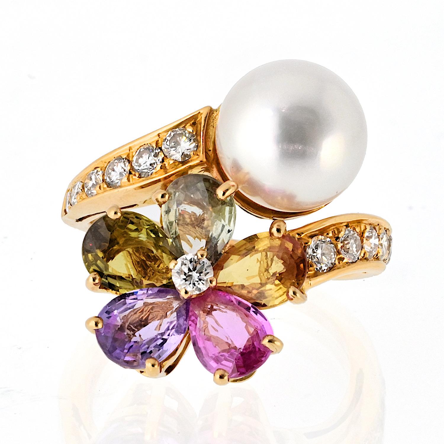 Anillo Bvlgari de Oro de 18 K, Perla Cultivada, Zafiro y Diamantes Contraire. 

Impresionante anillo Bvlgari Contraire con una luminosa perla cultivada de aproximadamente 10 mm, engastada entre cinco zafiros en forma de pera y trece diamantes
