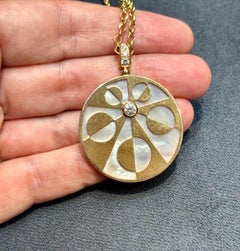 Pendentif Bulgari en or 18 carats, nacre et diamants, CIRCA 2000