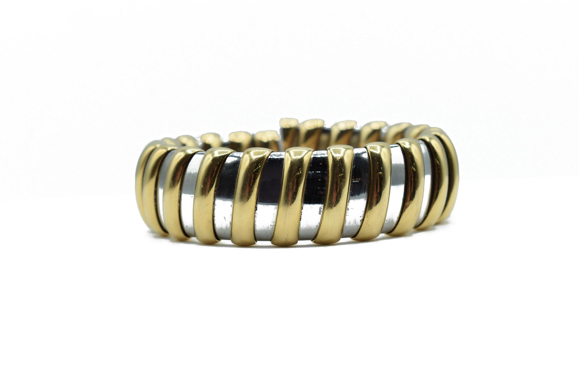 e bracelet iconique d'occasion de Bulgari est une expression audacieuse de l'élégance et de l'artisanat italiens. Réalisé en or jaune 18 carats, ce modèle reprend la forme tubulaire caractéristique de Bulgari, avec des maillons sculpturaux fluides