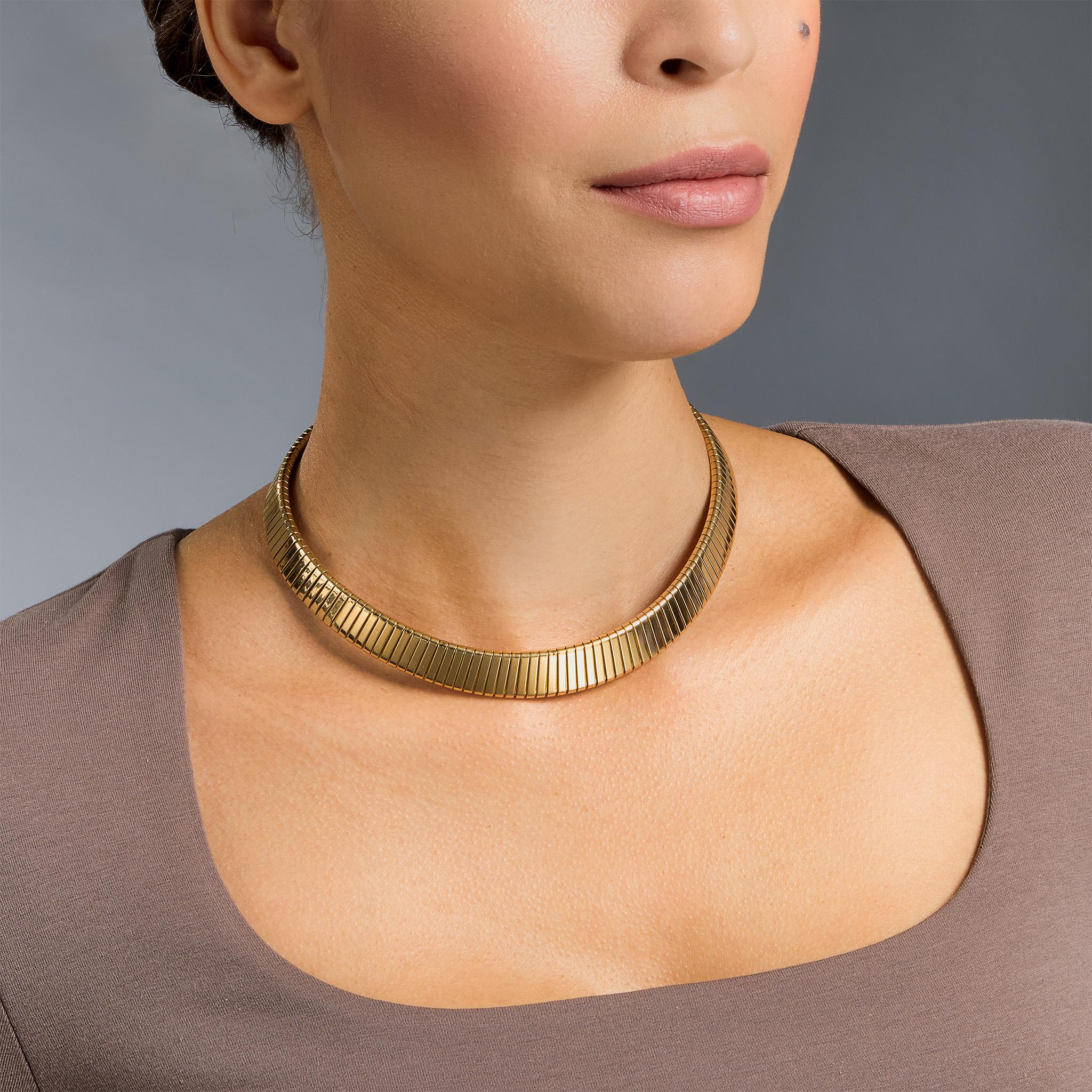 Risalente agli anni '90, questa collana in oro 18 carati di Bulgari è formata da maglie Tubogas. È stato progettato come una coppia leggermente graduata di tubogas flessibili. Morbido e perfettamente bilanciato, questo classico di Bulgari è snello e