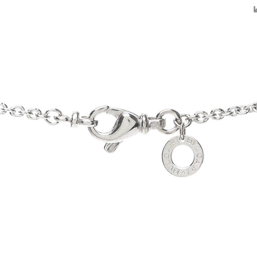 Nous garantissons qu'il s'agit d'un authentique collier à pendentif B.Zero1 en or blanc 18 carats de BVLGARI ou vous serez remboursé à 100 %. Le collier est réalisé en or blanc 18 carats et présente le motif emblématique du tonneau B.zero1 gravé du