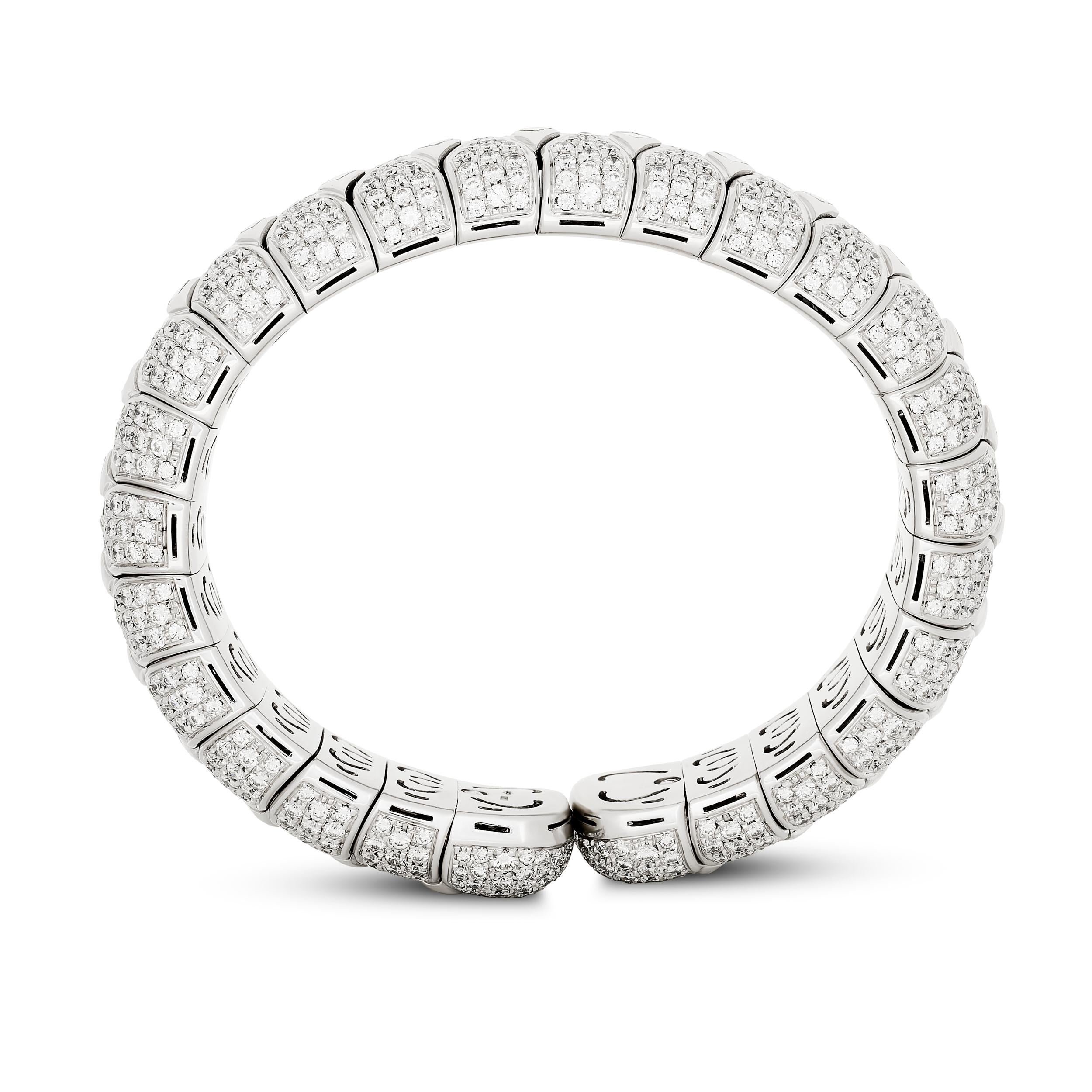 Questo sofisticato bracciale Bvlgari è costituito da un'ampia e flessibile fascia in oro bianco riccamente ricoperta di diamanti incastonati che creano uno splendido motivo a chevron o a reticolo geometrico.

Presenta circa 25.00 carati di diamanti