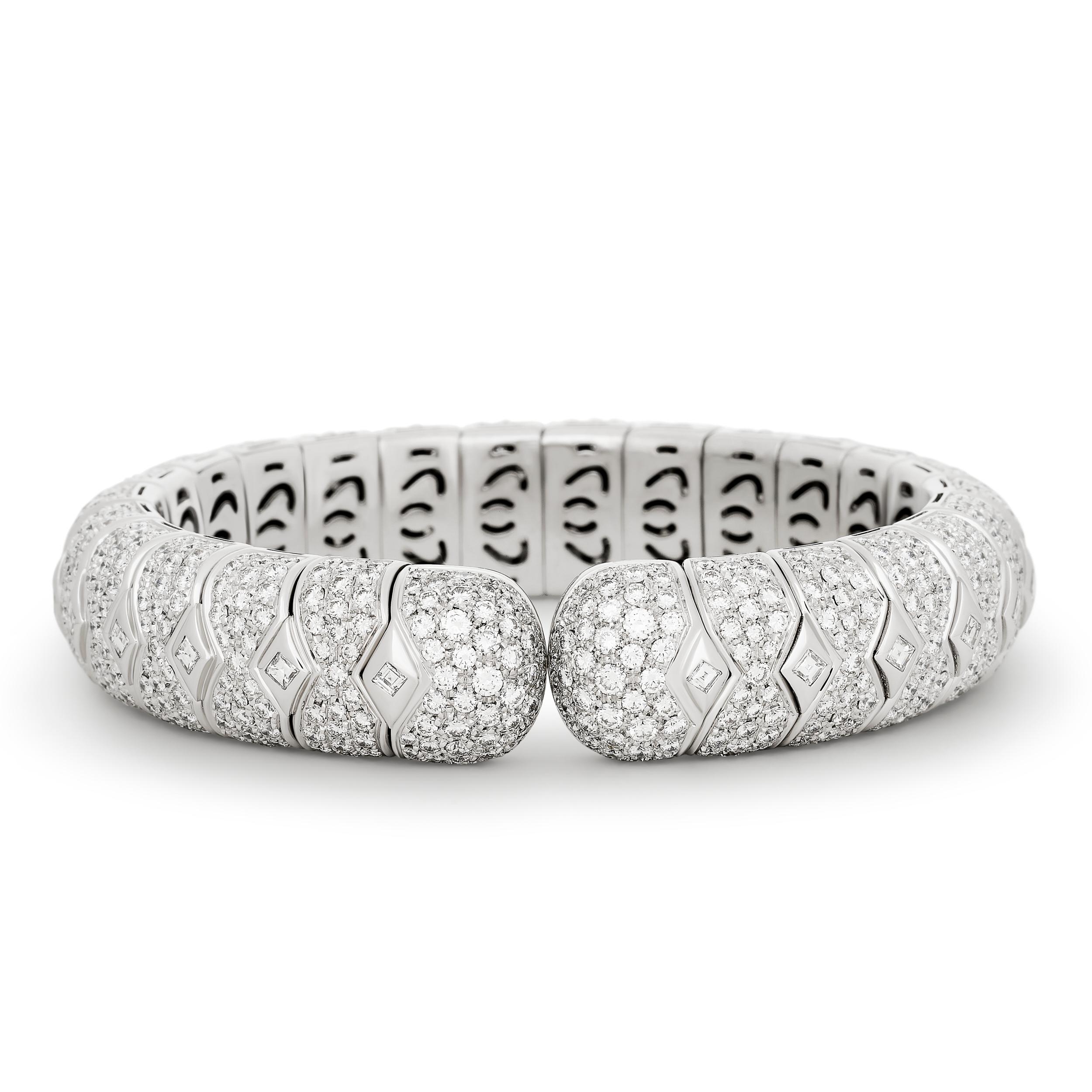 Taglio rotondo Bulgari Bracciale/Bangle con pavé di diamanti in oro bianco 18 carati in vendita