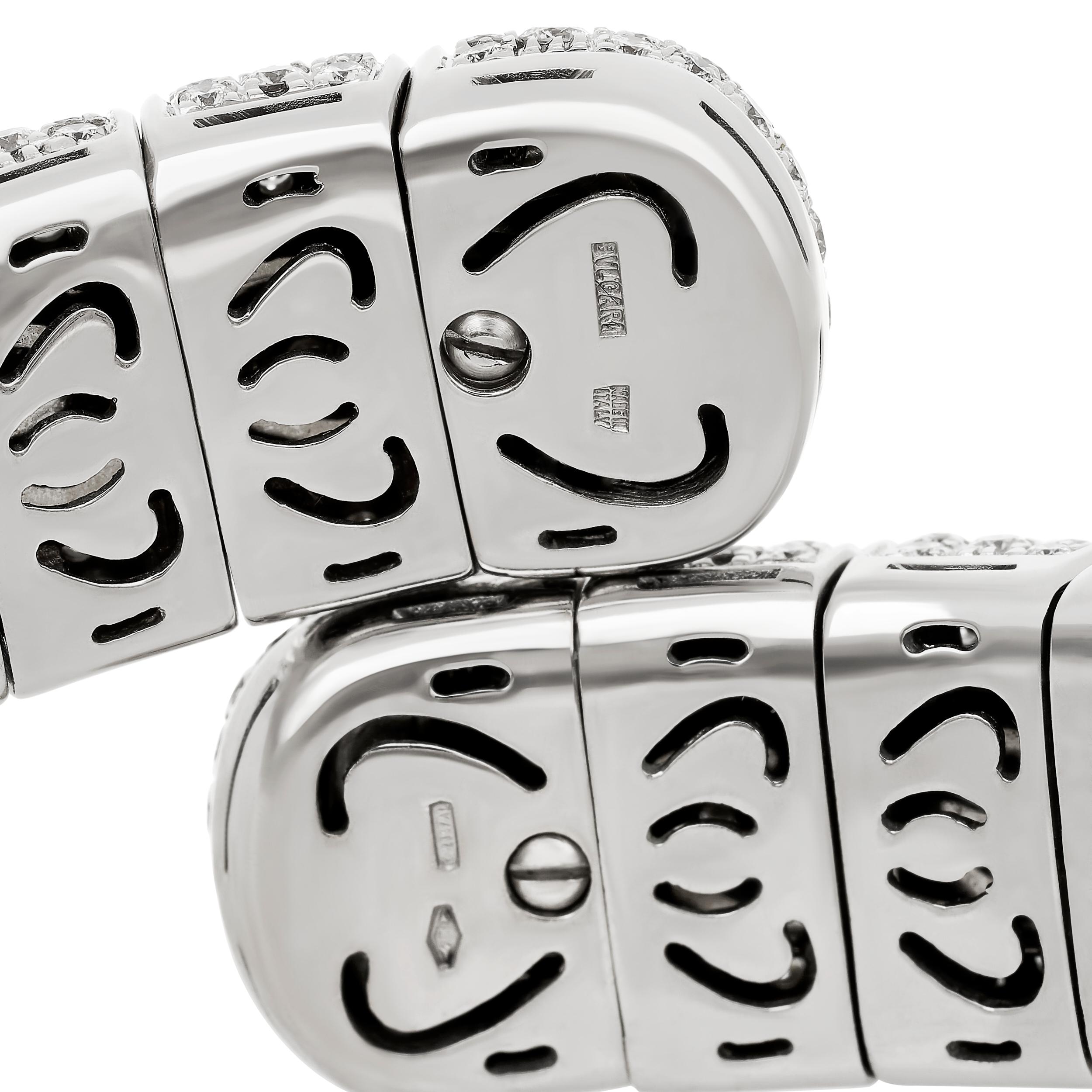 Bulgari Bracciale/Bangle con pavé di diamanti in oro bianco 18 carati In condizioni ottime in vendita a Philadelphia, PA
