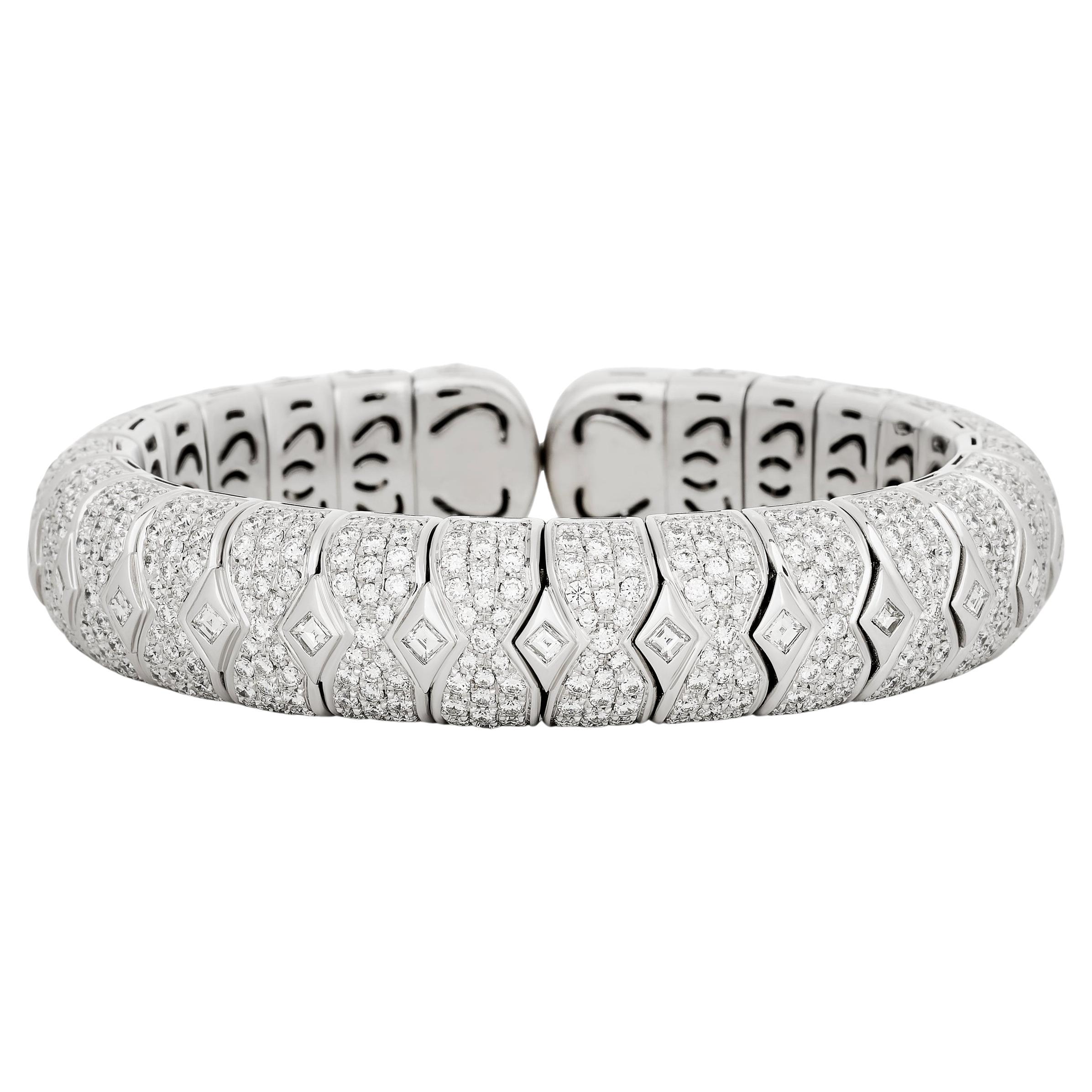 Bulgari Bracciale/Bangle con pavé di diamanti in oro bianco 18 carati in vendita