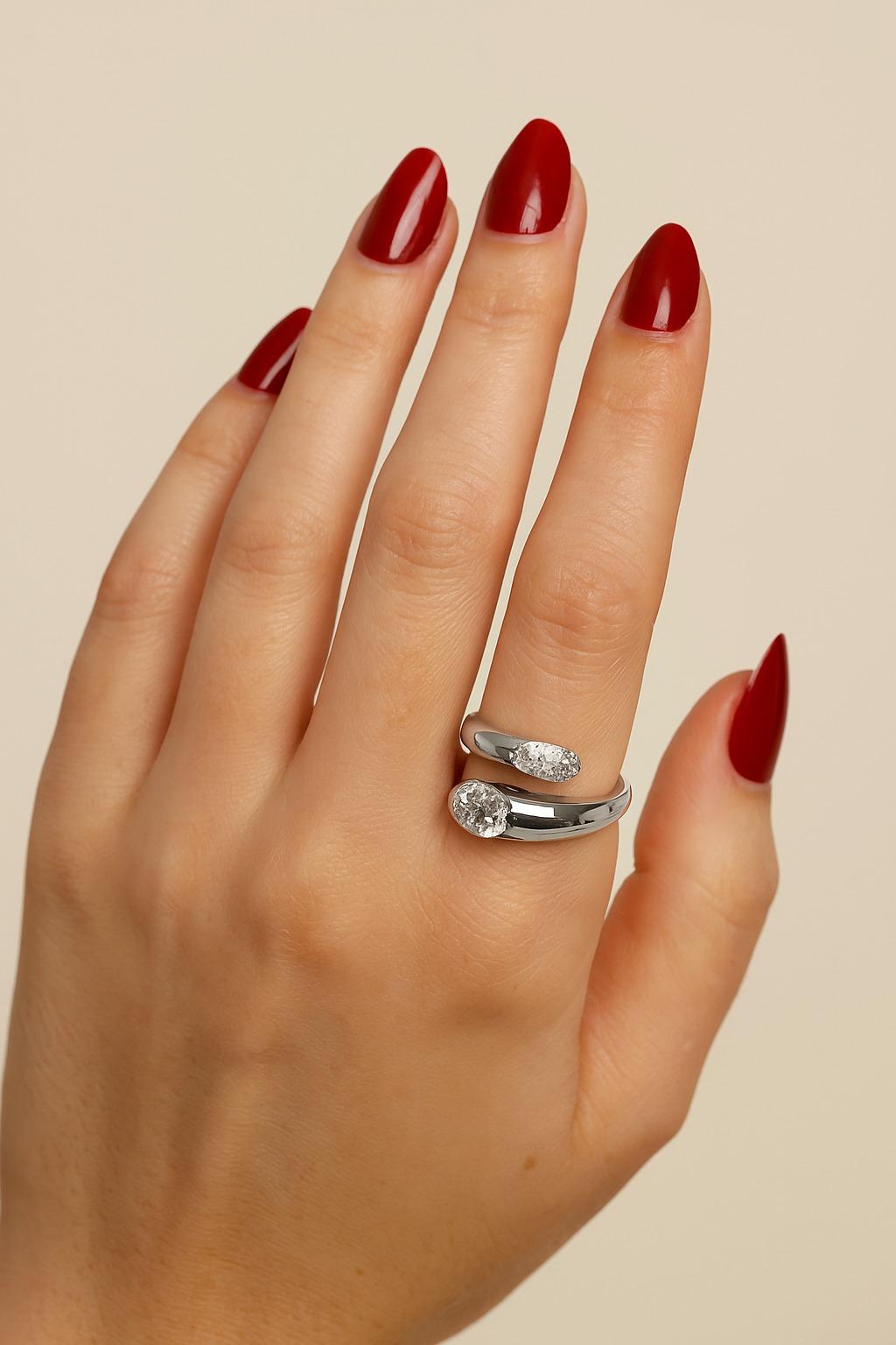 Uno squisito anello bypass Bulgari in oro bianco 18 carati con una graziosa combinazione di diamanti ovali e rotondi taglio brillante per un totale di 0,86 carati. Il centro è costituito da un diamante ovale abbagliante, elegantemente accentato da