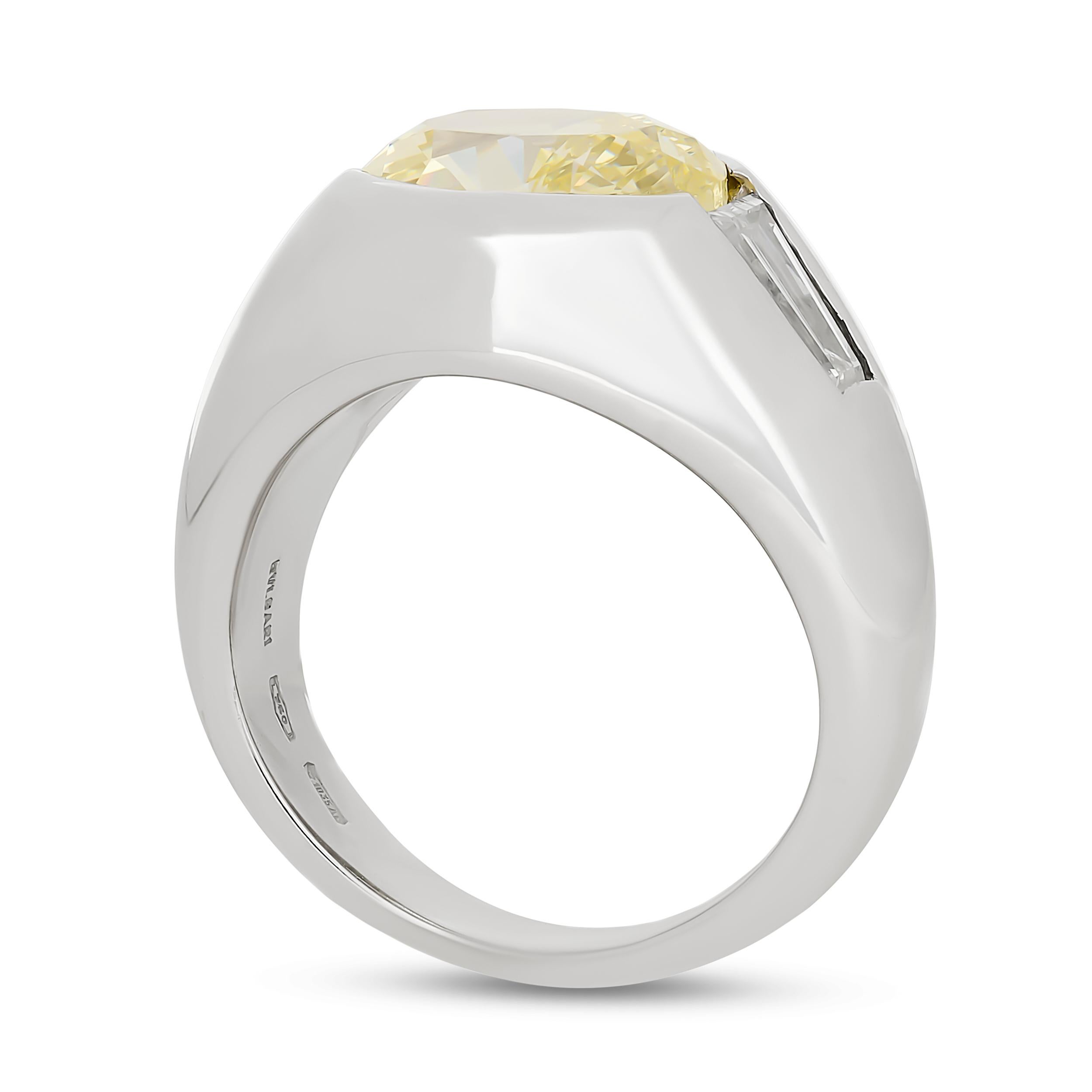 Dieser luxuriöse Ring von Bvlgari zeichnet sich durch einen auffälligen gelben Diamanten im Ovalschliff aus, der sicher in ein glattes, architektonisches Band aus weißem Metall eingefasst ist und von einem einzelnen spitz zulaufenden Diamanten im