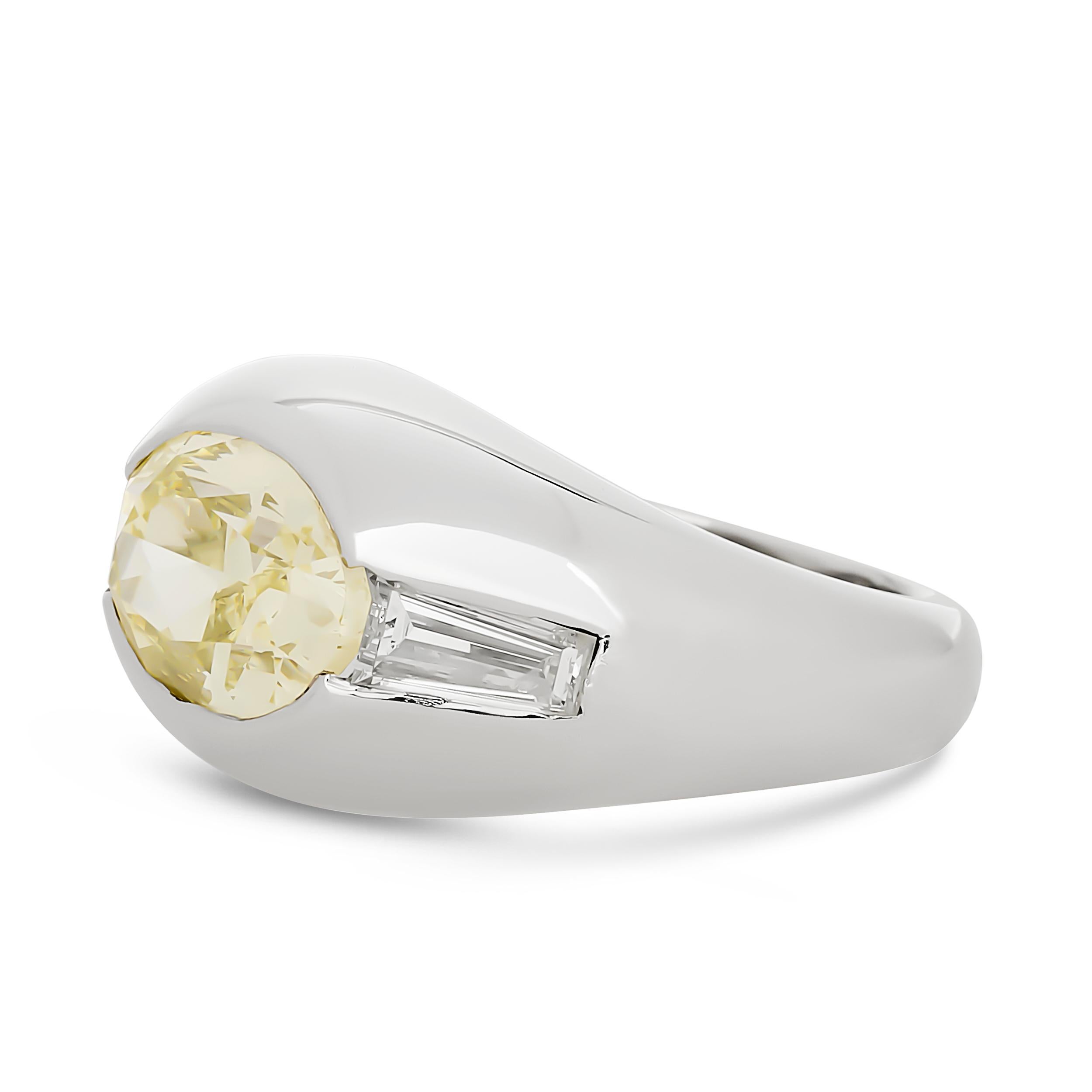 Bulgari 18K Weißgold Oval Fancy Yellow Diamond Tapered Baguette Lünette Ring (Ovalschliff) im Angebot