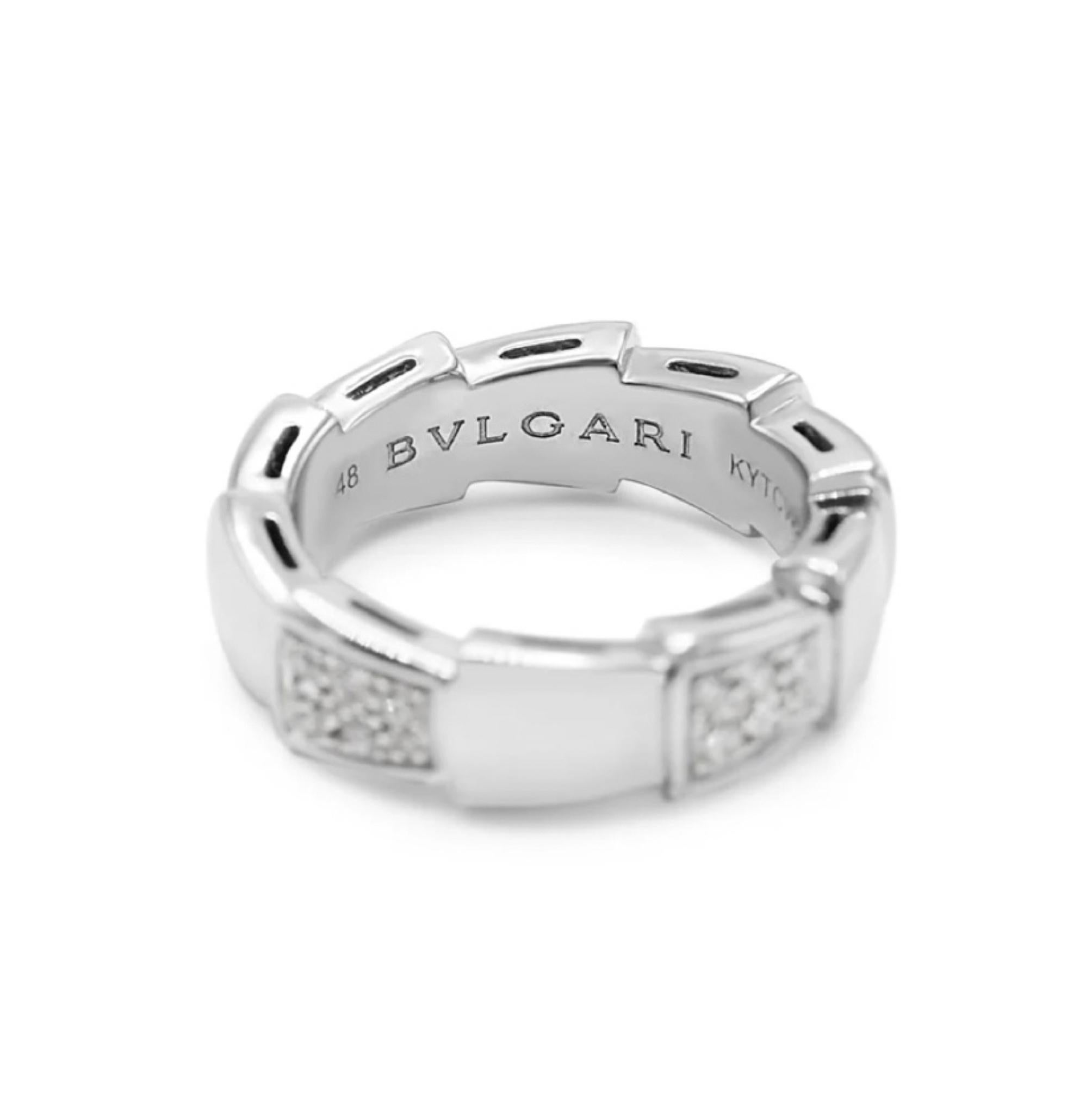 Réalisée en or blanc 18 ct, cette bague d'occasion Bulgari en or blanc 18 ct Serpenti Viper Diamond Ring respire l'opulence et le glamour. Le design épuré et moderne, inspiré par la beauté envoûtante des écailles d'une vipère, témoigne de la vision