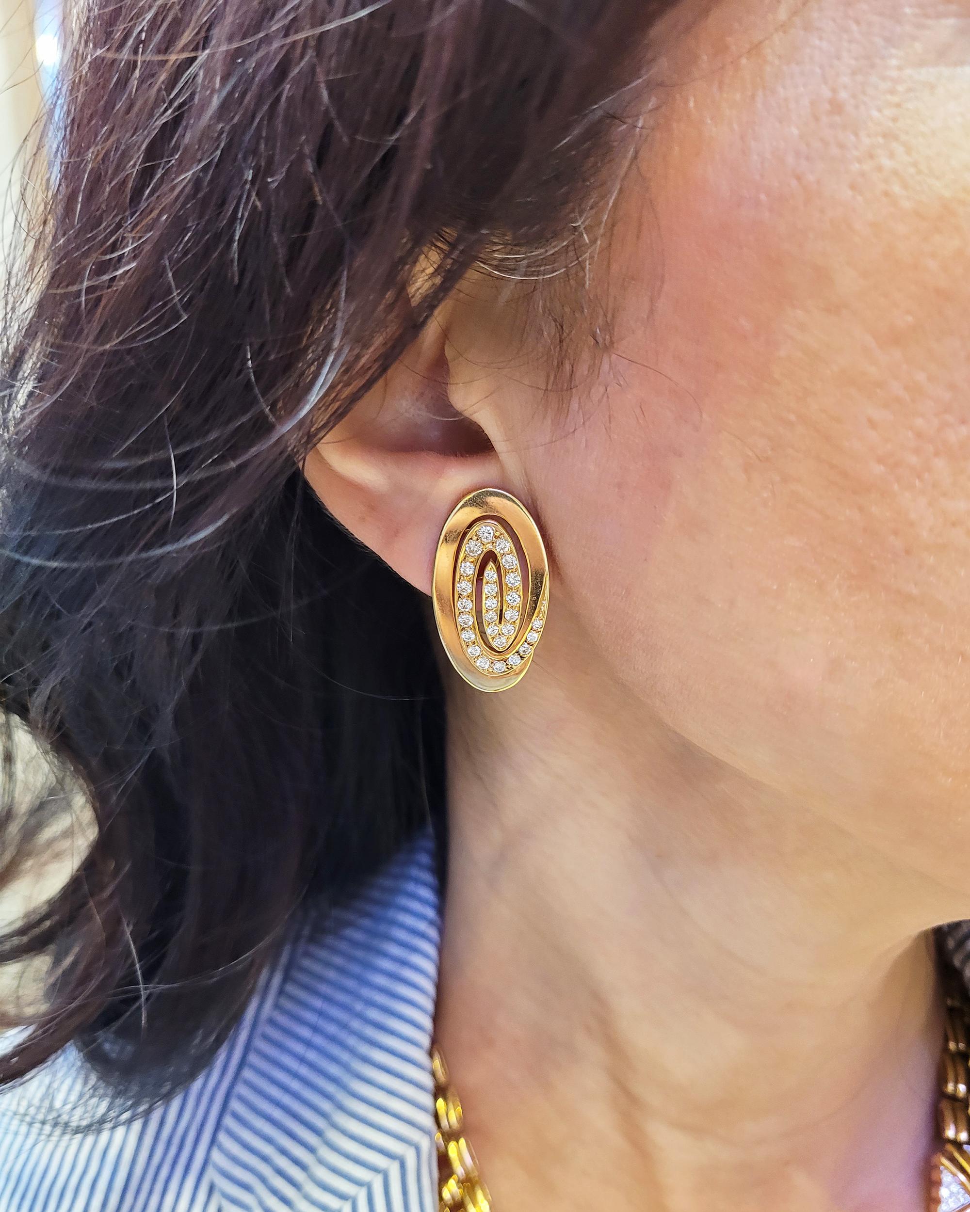 Taille ronde Bulgari Clips d'oreilles en or jaune 18 carats et diamants en vente