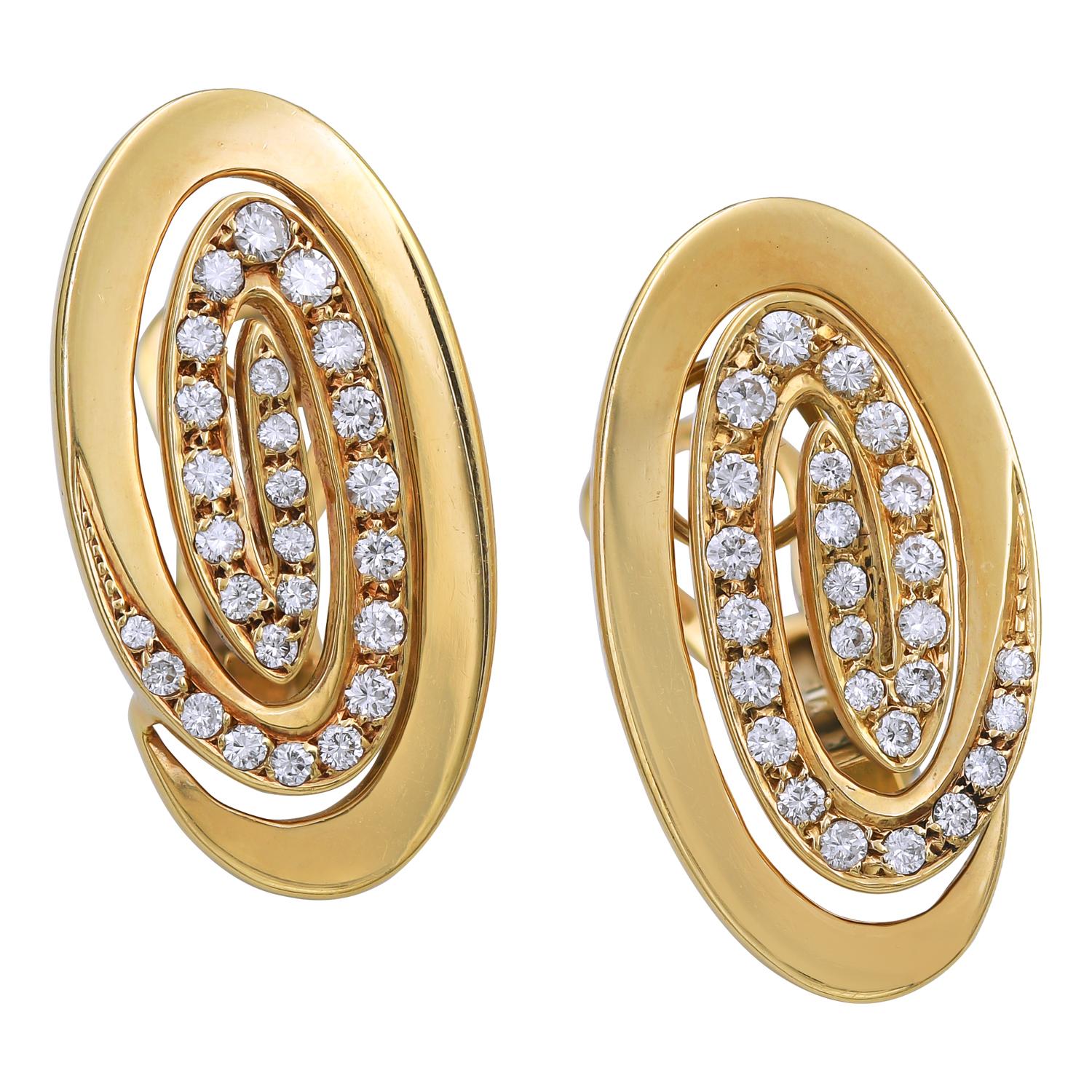 Dieses Paar verführerischer Bulgari Diamond Spiral Oval Button Earrings ist heimlich sexy und ein wenig gefährlich, denn was ist verlockender als eine gewundene, ruhende Schlange? Vielleicht eine Frau, die Schüchternheit oder Bescheidenheit