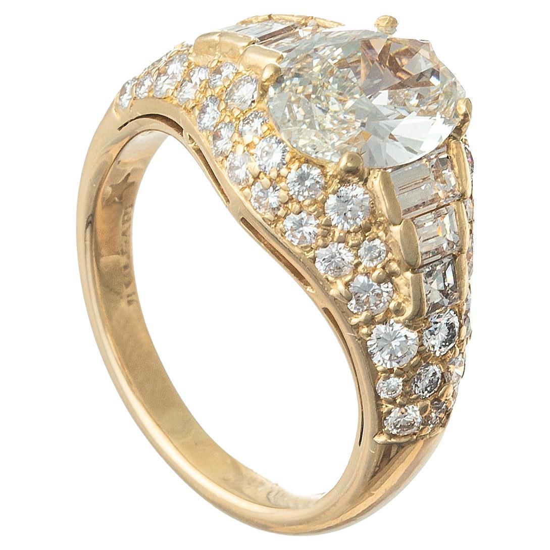 Handgefertigter Cocktailring aus 18 Karat Gelbgold und Diamanten von Bulgari, in dessen Zentrum ein größerer ovaler Diamant im Brillantschliff mit einem Gewicht von 1,38 Karat steht (GIA-zertifiziert: Farbe I, Reinheit VS1).  Sechs Diamanten im