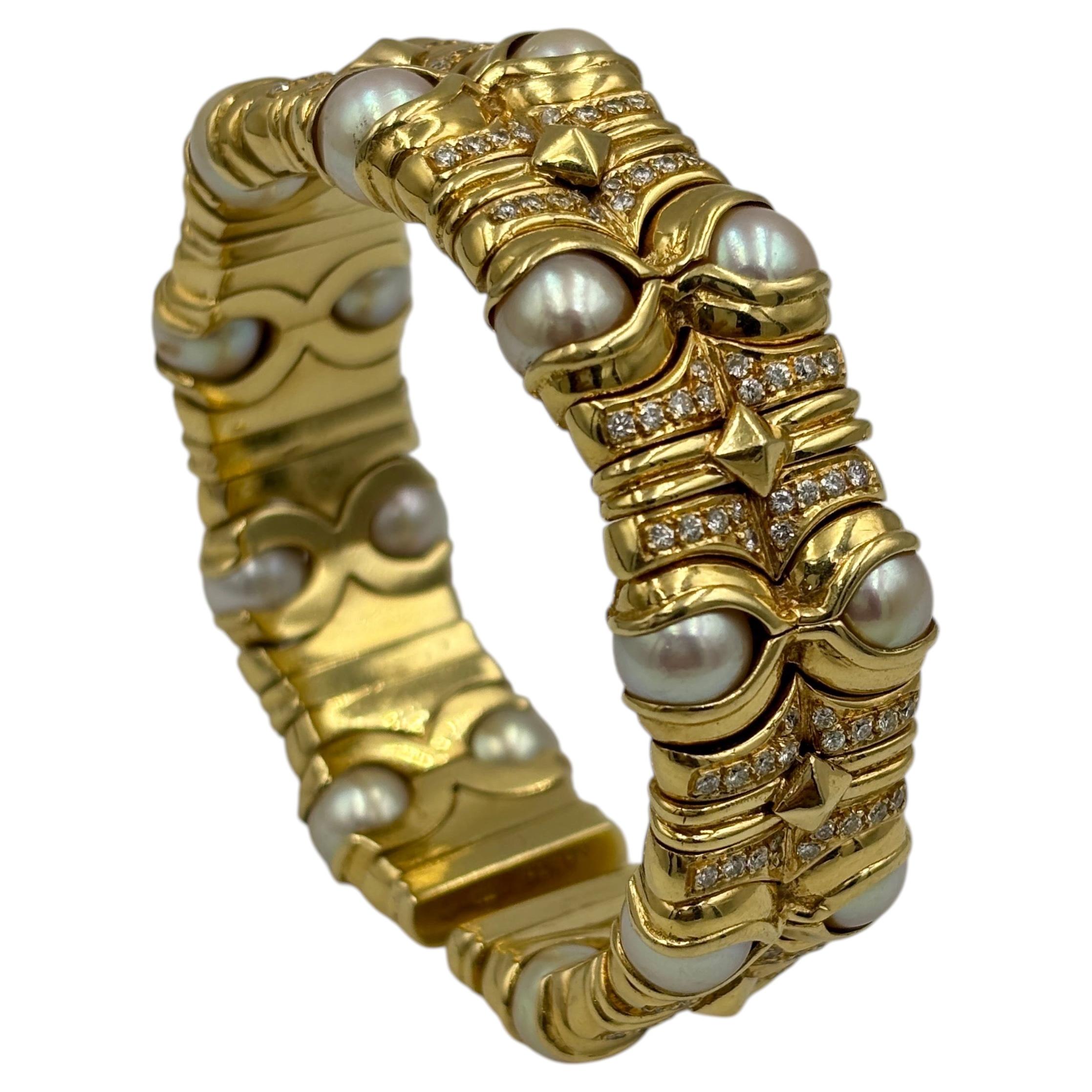 Bulgari-Armreif aus 18-karätigem Gelbgold mit Perlen und Diamanten, Italien, um 1980
