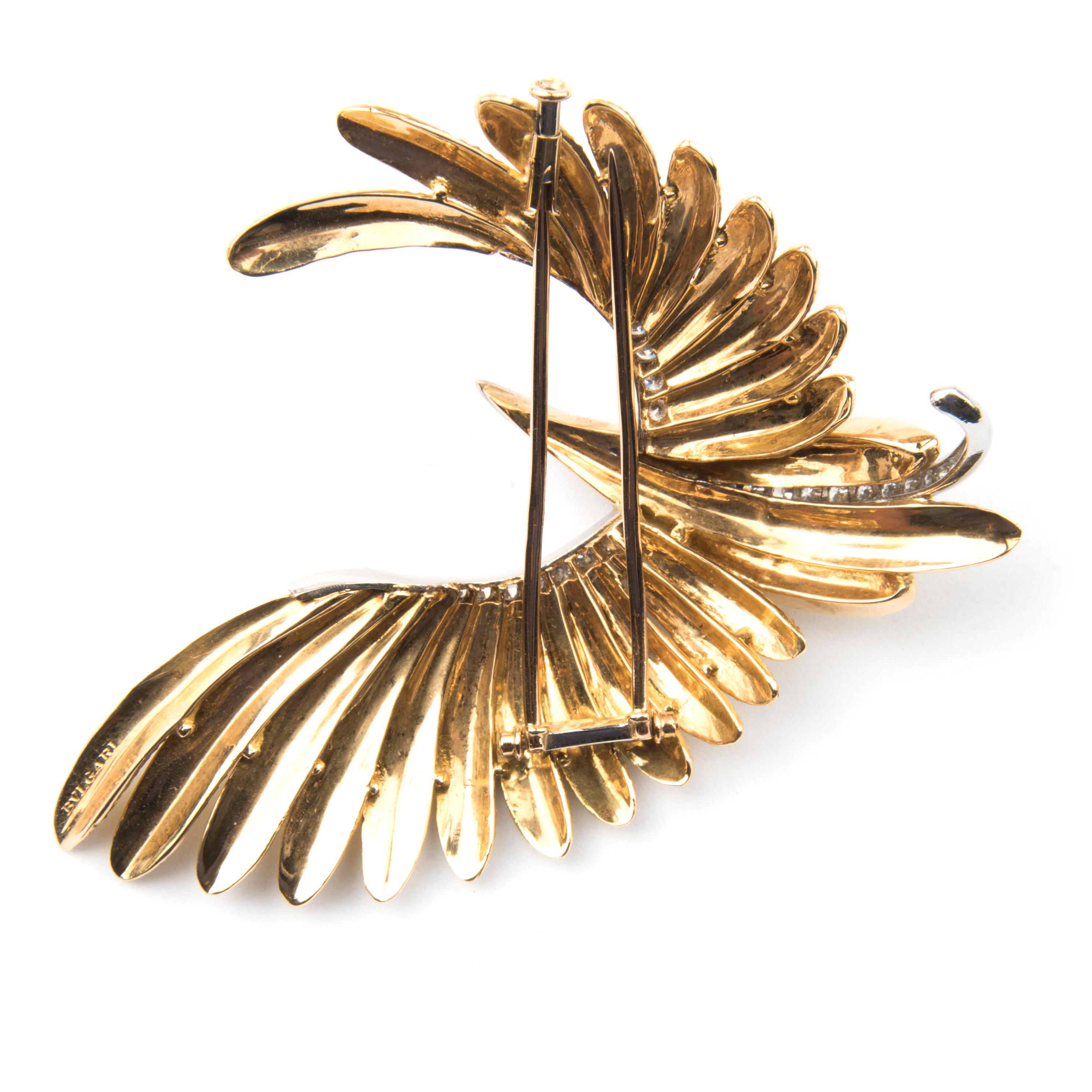 Bulgari brooch in the shape of a flying bird with feathers in 18k yellow gold, the stylised body platinum set with brilliant cut diamonds. Probably unique.
Signed Bulgari
Circa 1970
In original box
