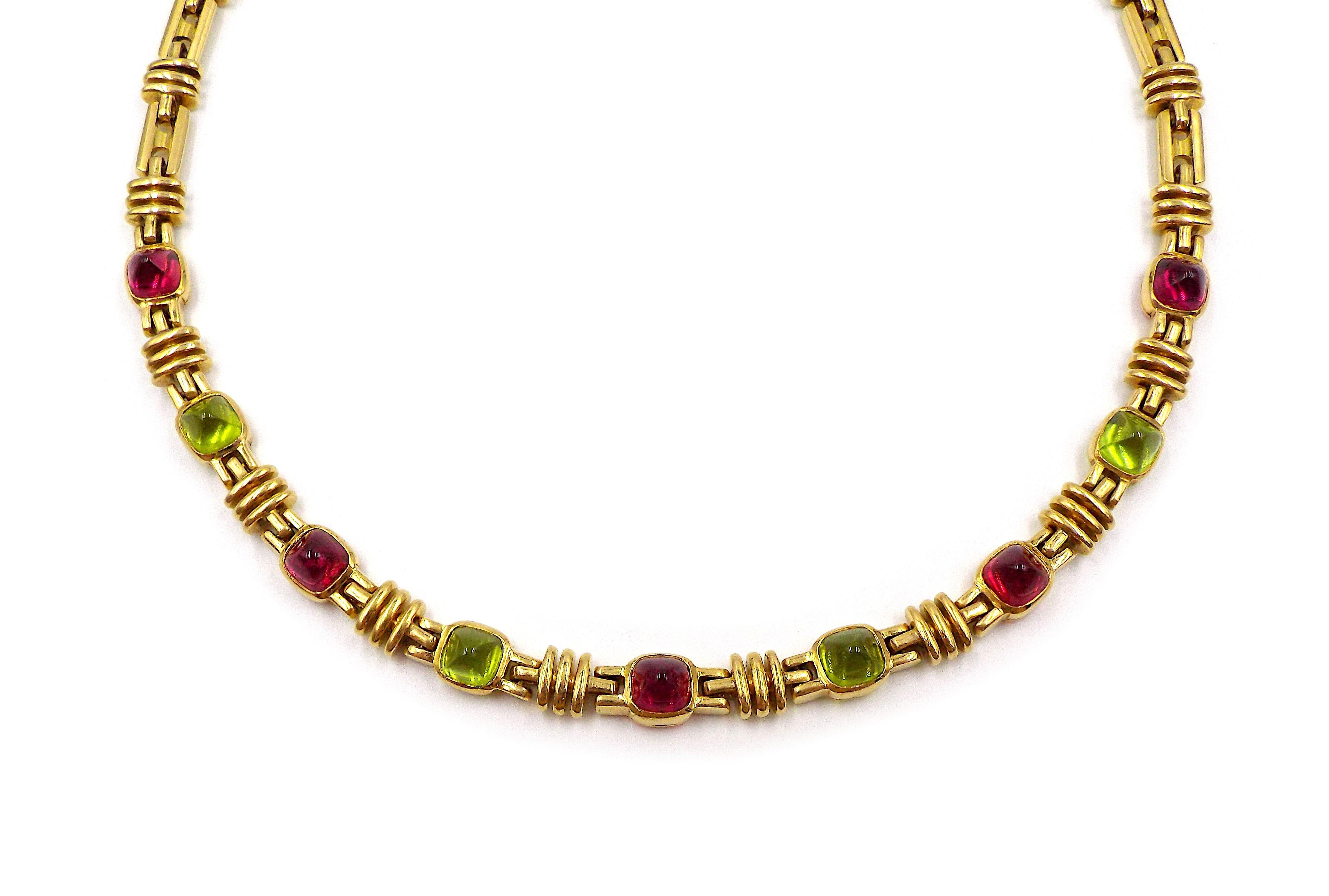 Pyramidenförmiger Cabochon aus rosa Turmalinen und Peridot, 18 Karat Gelbgold (italienische Marken), signiert Bvlgari, nummeriert. Größe/Abmessungen: 45,1 cm (173⁄4 Zoll). Bruttogewicht: 97,4 Gramm