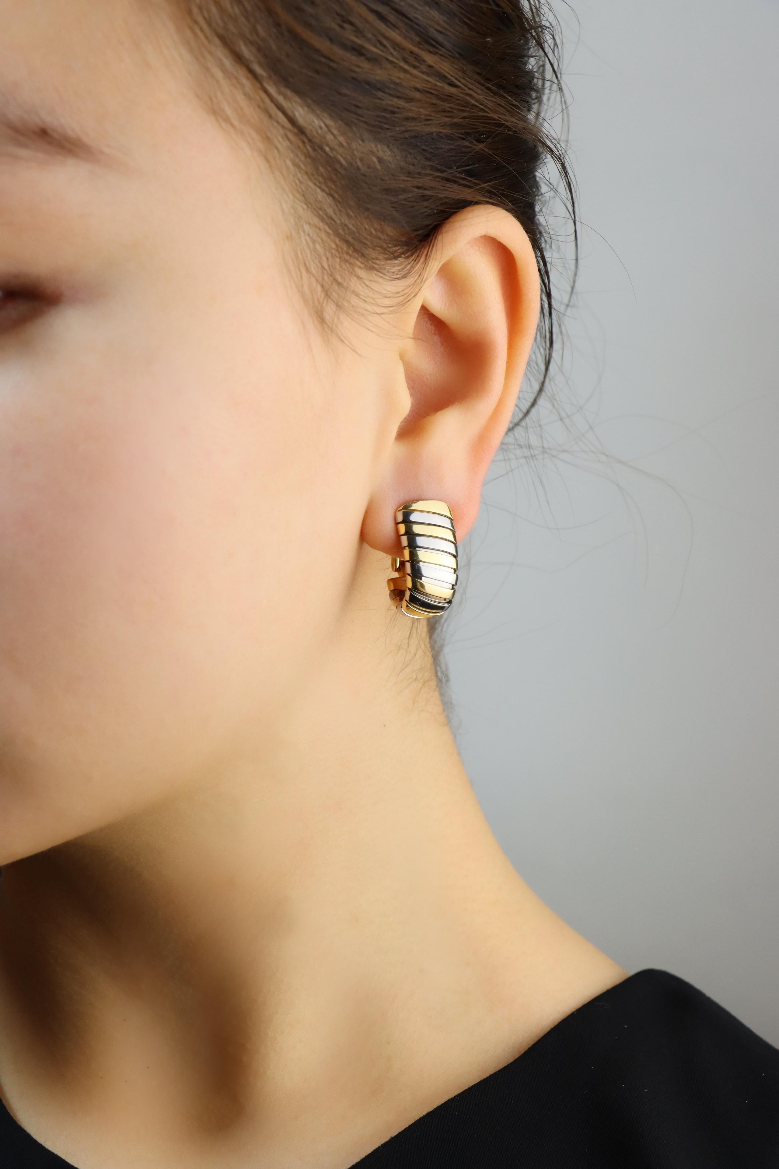 Bulgari 18K Yellow Gold Tubogas Earring

Marked:
750
Stainless Steel
BVLGARI 
Metal (on Inner White Metal Band)

Approximate Dimensions:
2 cm (Length) 
1.2 cm (Width)
19.3 grams in weight.