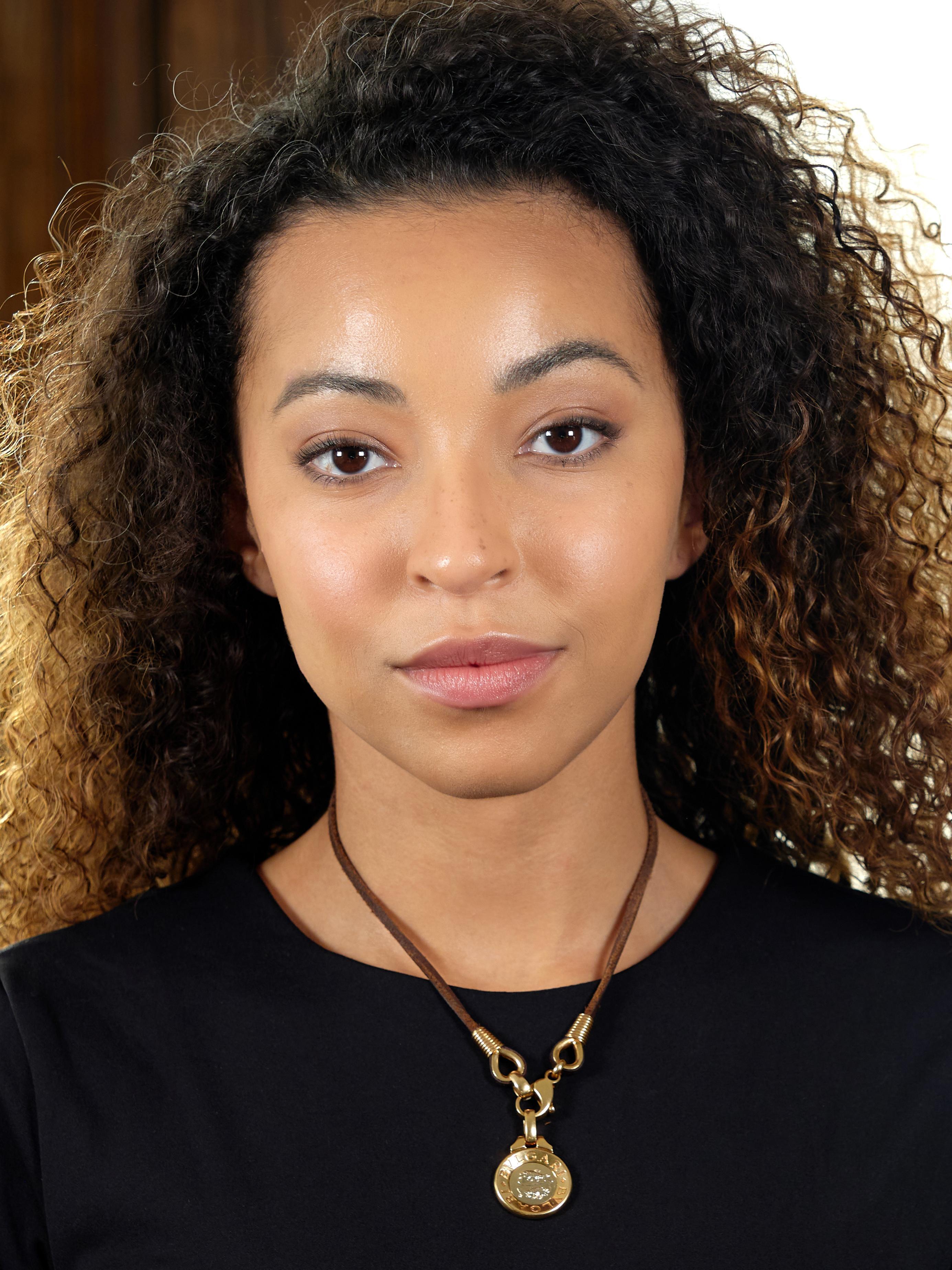 Compuesto por un cordón de cuero que centra un colgante del zodiaco piscis de oro amarillo y blanco
El colgante central representa dos peces apuntando en direcciones opuestas
Cordón de cuero rematado con detalles dorados en espiral y cierres de