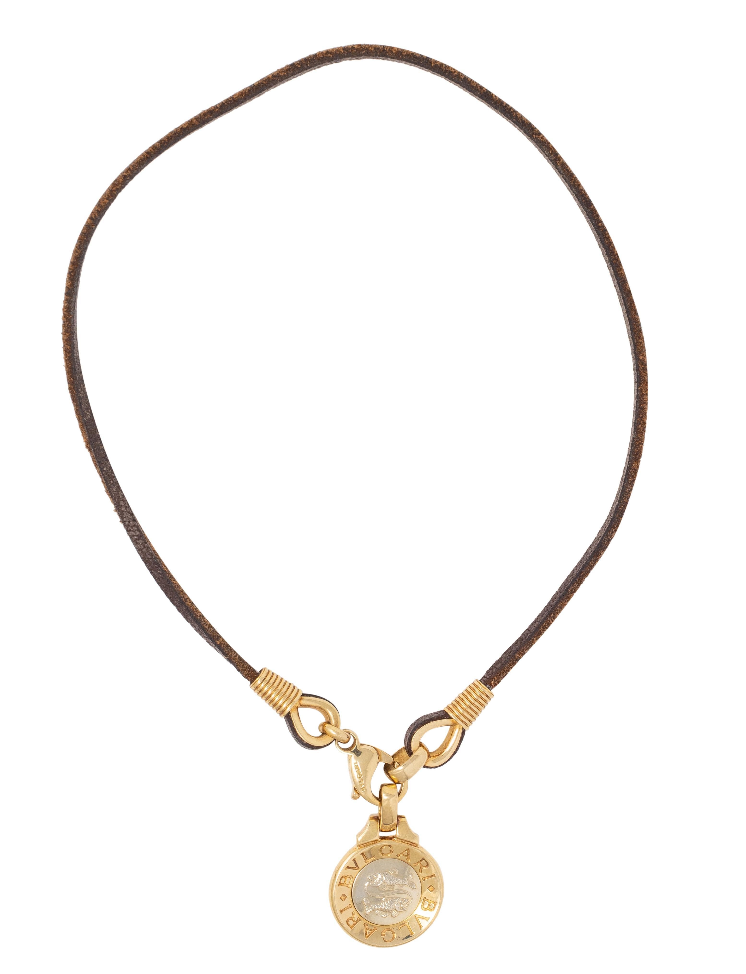 Bulgari 18K Yellow White Gold Pisces Zodiac Vintage Leather Pendant Necklace en Excelente estado para la venta en Philadelphia, PA