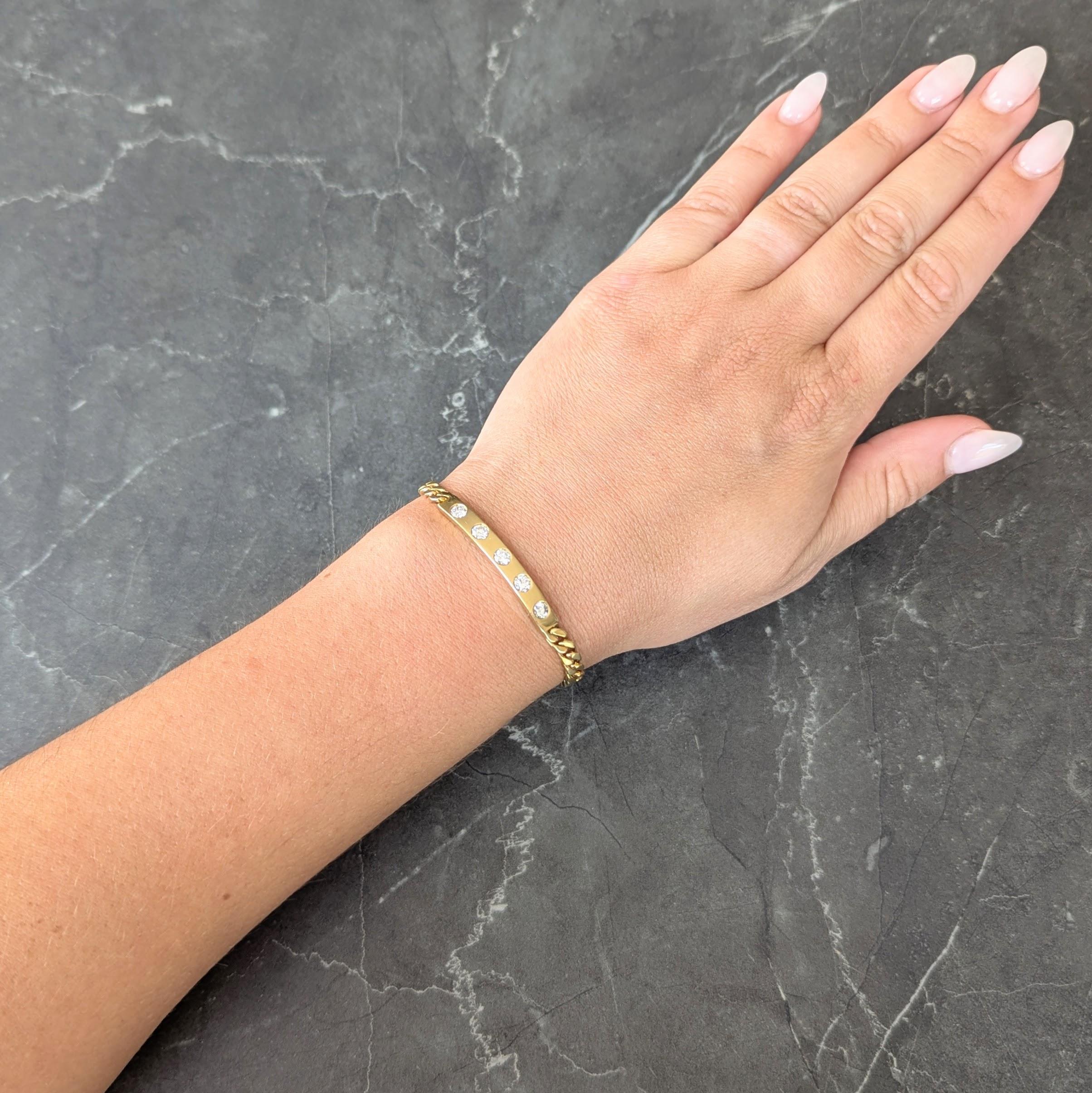 Conçu comme un bracelet de menton à mailles serrées, centré sur une barre de station incurvée.
Serti en affleurement d'une rangée de diamants ronds de taille brillant.
D'un poids total d'environ 1,10 carat
Couleur G/H et clarté VS2
Fermeture par un