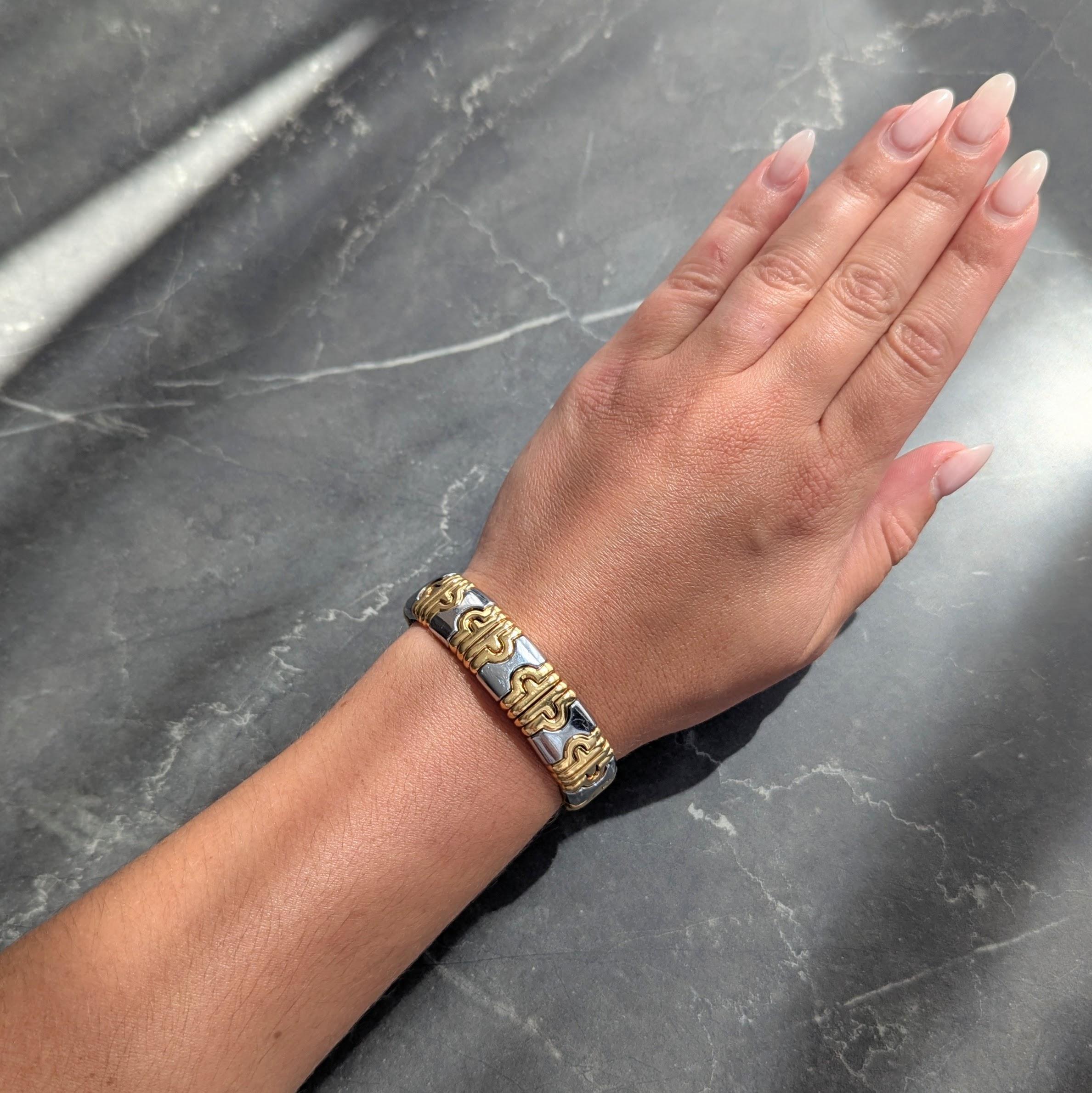 Le bracelet est composé de maillons segmentés, très flexibles.
Les maillons présentent le motif Parentesi caractéristique - segments incurvés ajustés
Complétées par des bornes ouvertes affleurantes
Estampillé avec des marques d'essai italiennes pour