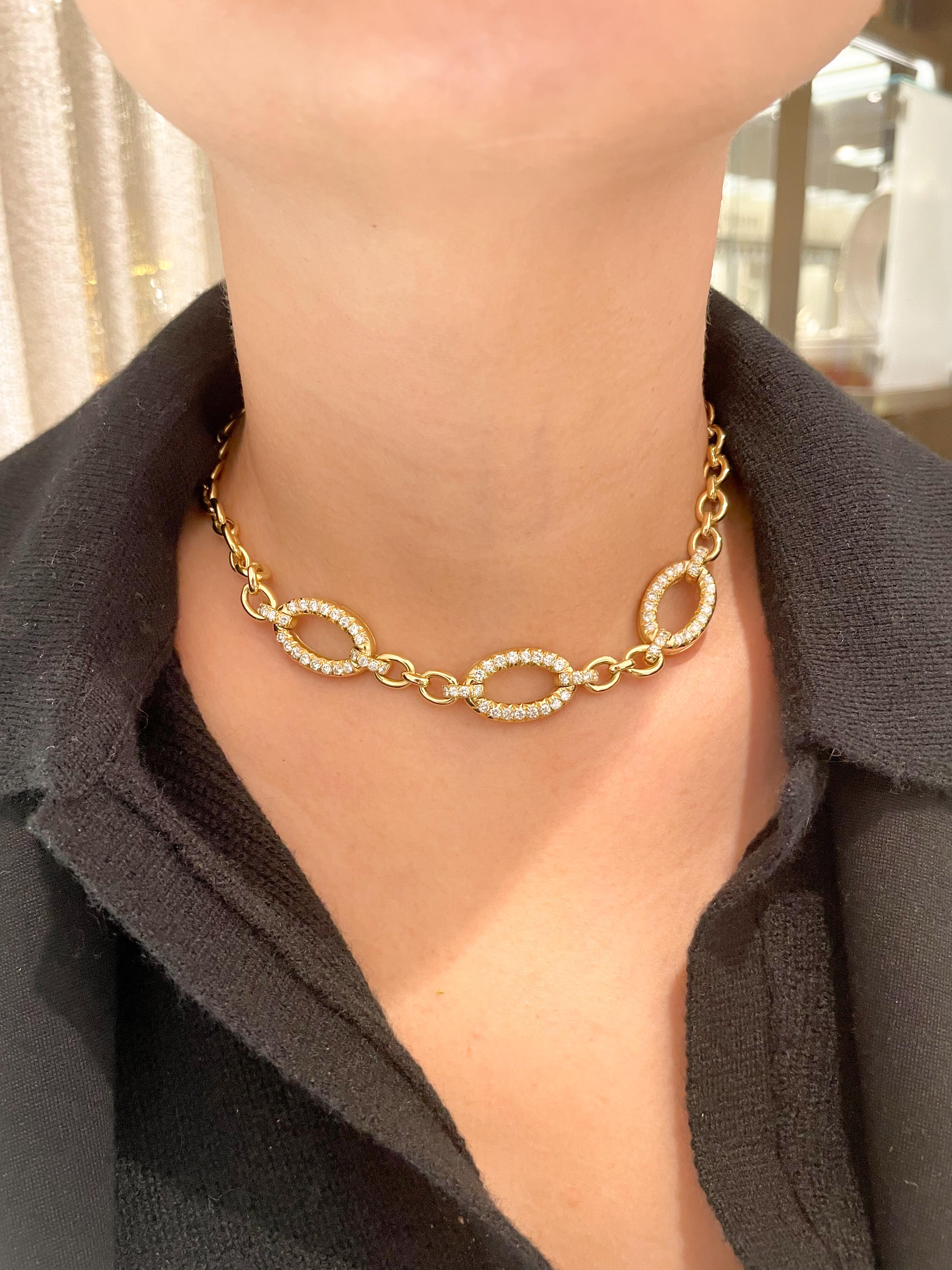 Von Designer Bulgari, ca. 1980, 18 Karat Gelbgold pave Diamant oval Kabel Link Halskette. Diese Halskette besteht aus 3 ovalen Gliedern mit je 16 runden Brillanten im Pflasterschliff und 2 seitlichen Stäben mit je 4 runden Diamanten im