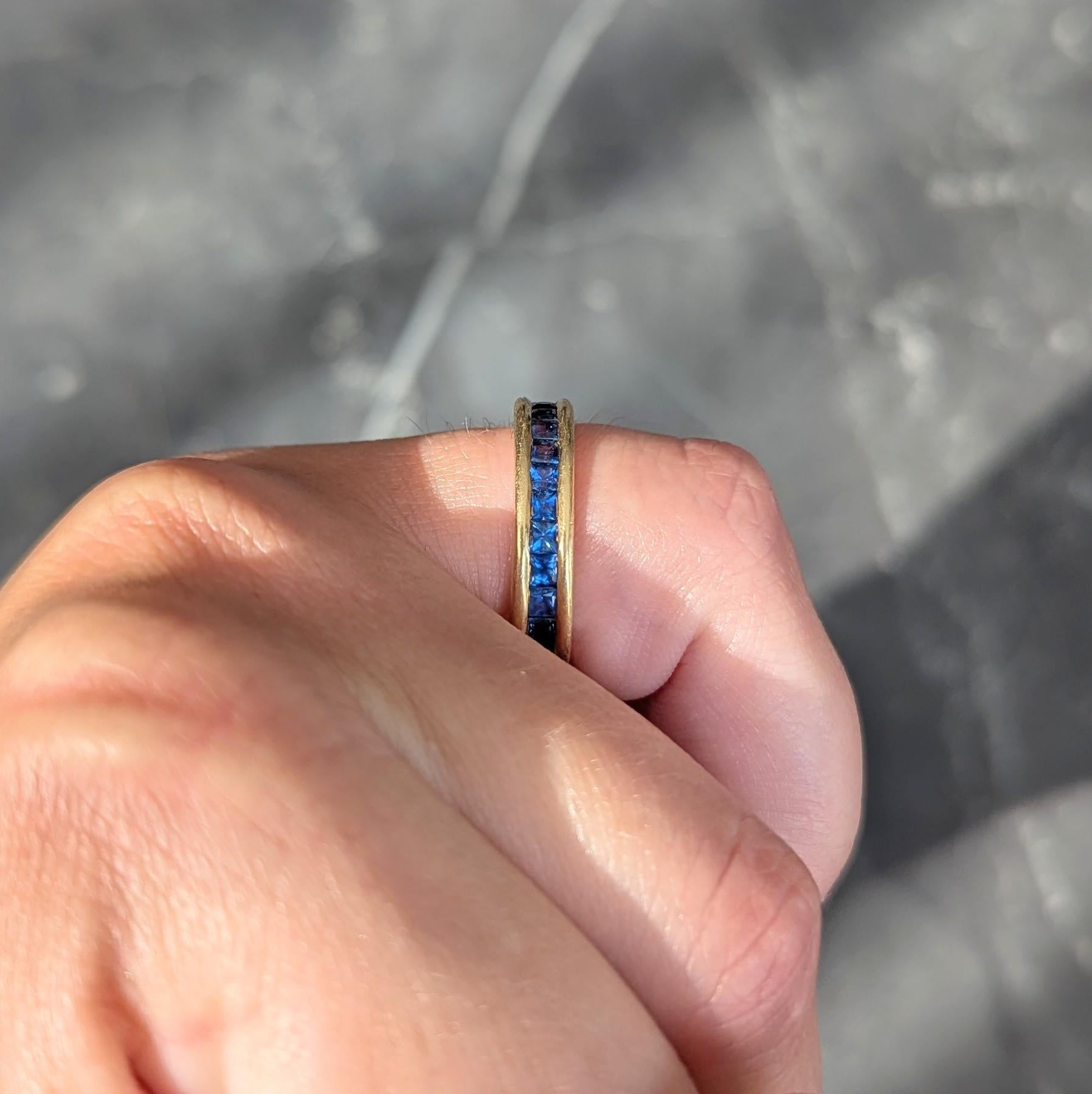 Bulgari 1980's Blauer Saphir 18K Gold Vintage Eternity Channel Band Ring im Angebot 1