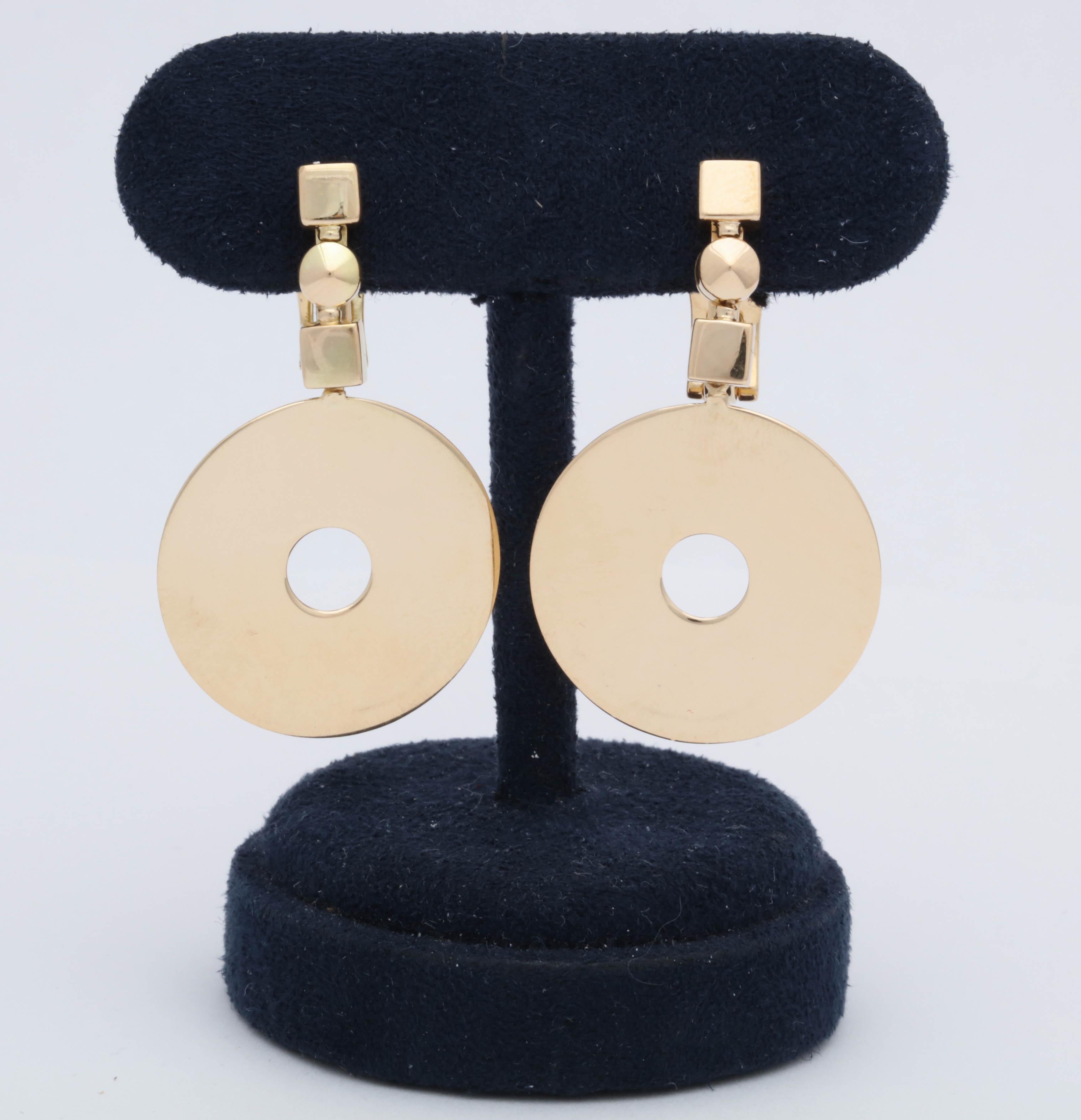 One Pair Of Ladies Stylized Circular High Polish 18kt Yellow Gold Earrings In Form Of A Flexible And Moveable Discs When Worn. Designed By Bulgari In The 1980's Made In Italy.