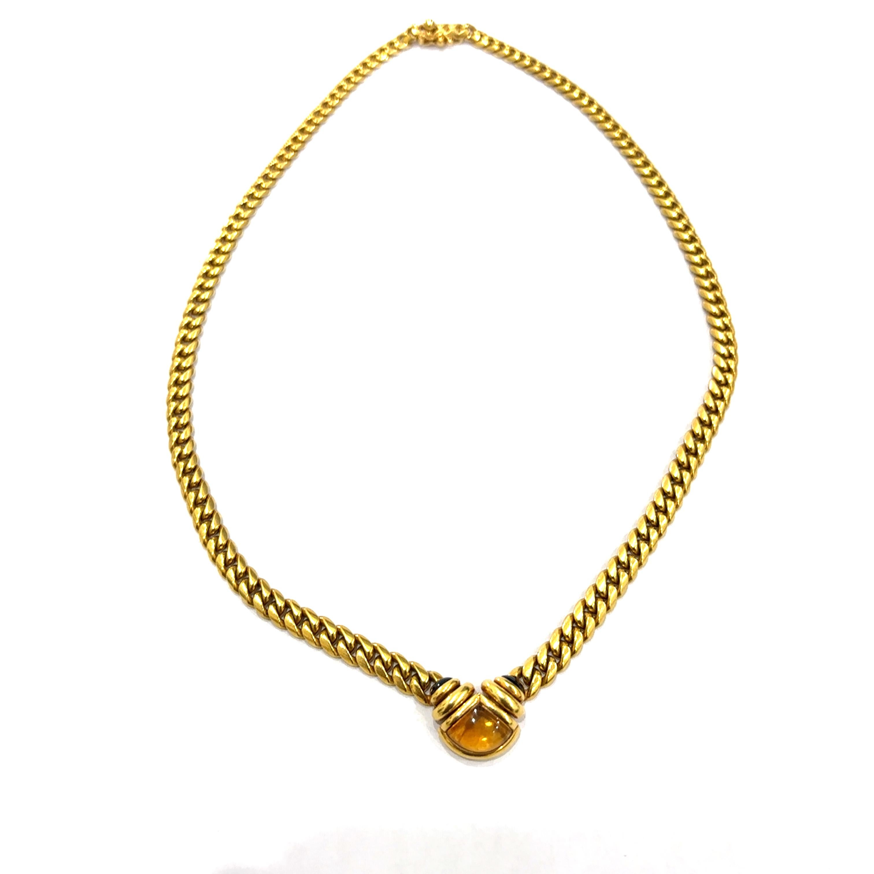 Diese auffällige Halskette aus 18-karätigem Gelbgold ist eine ikonische Kreation aus Bulgaris kühner Ära der 1980er Jahre. Das Design zeigt einen zentralen Cabochon-Citrin, der in warmen, honigfarbenen Bernsteintönen leuchtet, flankiert von zwei