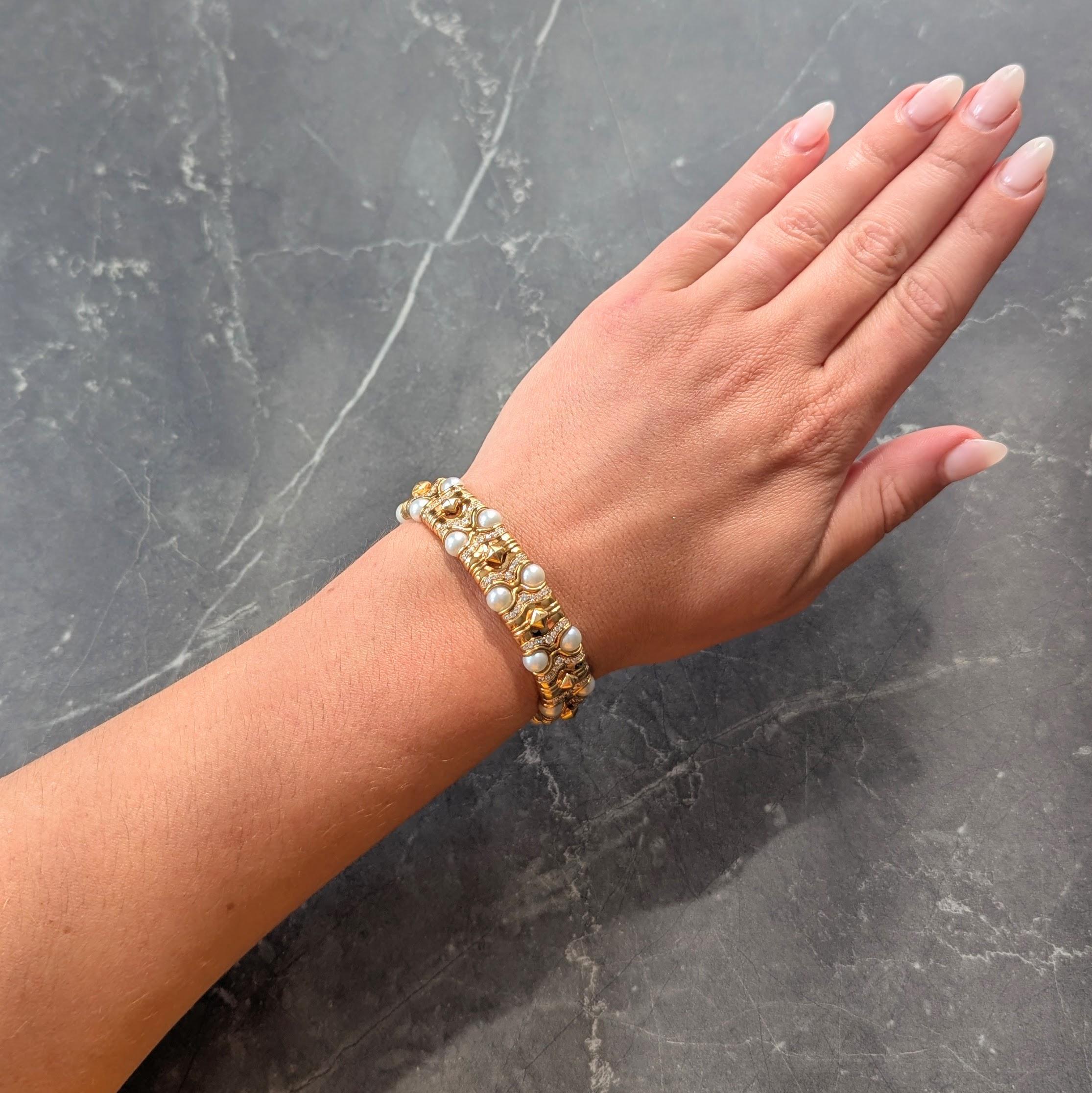 Conçu comme un bracelet manchette de style tubogas avec des segments rainurés.
Certains segments sont sertis de diamants ronds de taille brillant.
Pesant environ 2,10 carats au total - Couleur G et pureté VS2
Perles rondes de 5,5 mm sur les
