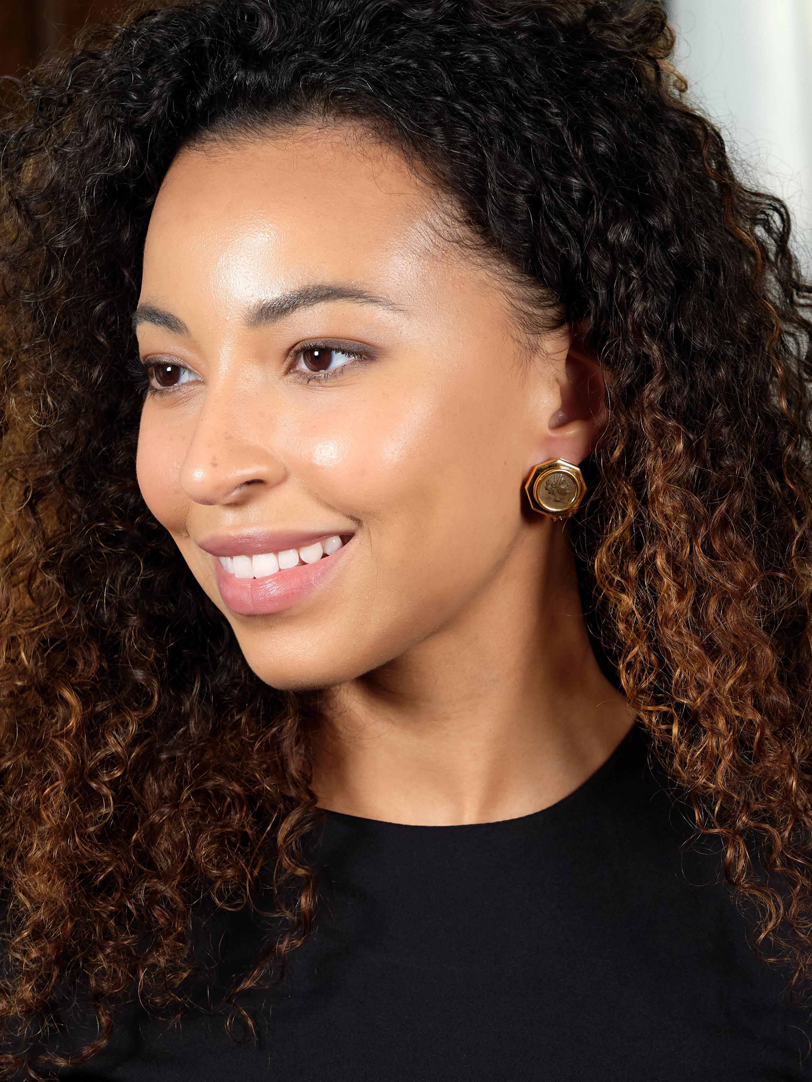 Entworfen als achteckige Formen, die jeweils eine lünettenbesetzte lukanische Bronzemünze in der Mitte haben
Darstellung der profilierten Büste der Göttin Athene, mit Hochsteckfrisur und Ohrringen
Auf der Rückseite ist ein sich aufbäumendes Pferd