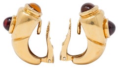 Orecchini a clip vintage Bulgari degli anni '80, modello "Passo Doppio J-Hoop", in oro 18 carati con pietre preziose assortite