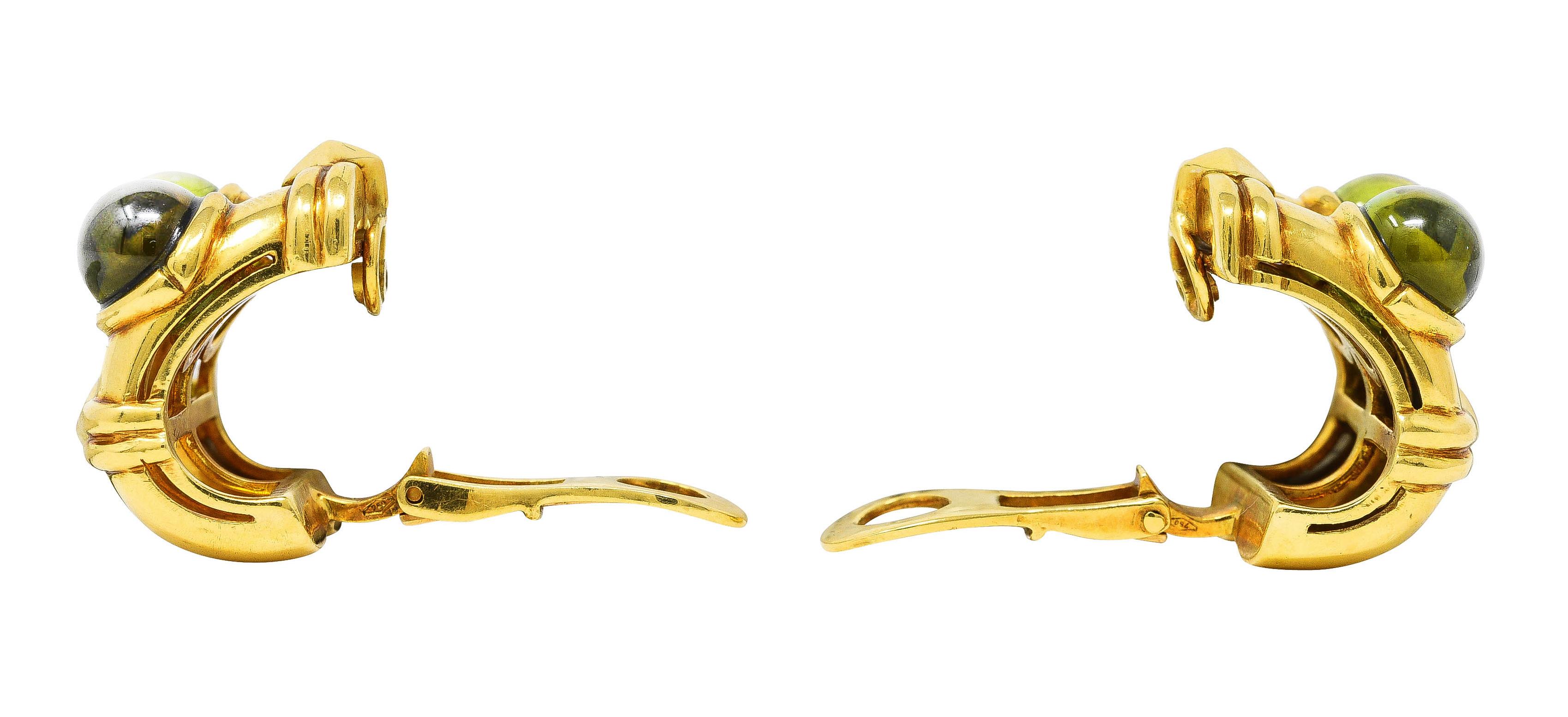 Bulgari 1980er Jahre Peridot 18 Karat Gelbgold Vintage J-Hoop Ohrclip-Ohrringe im Zustand „Hervorragend“ in Philadelphia, PA