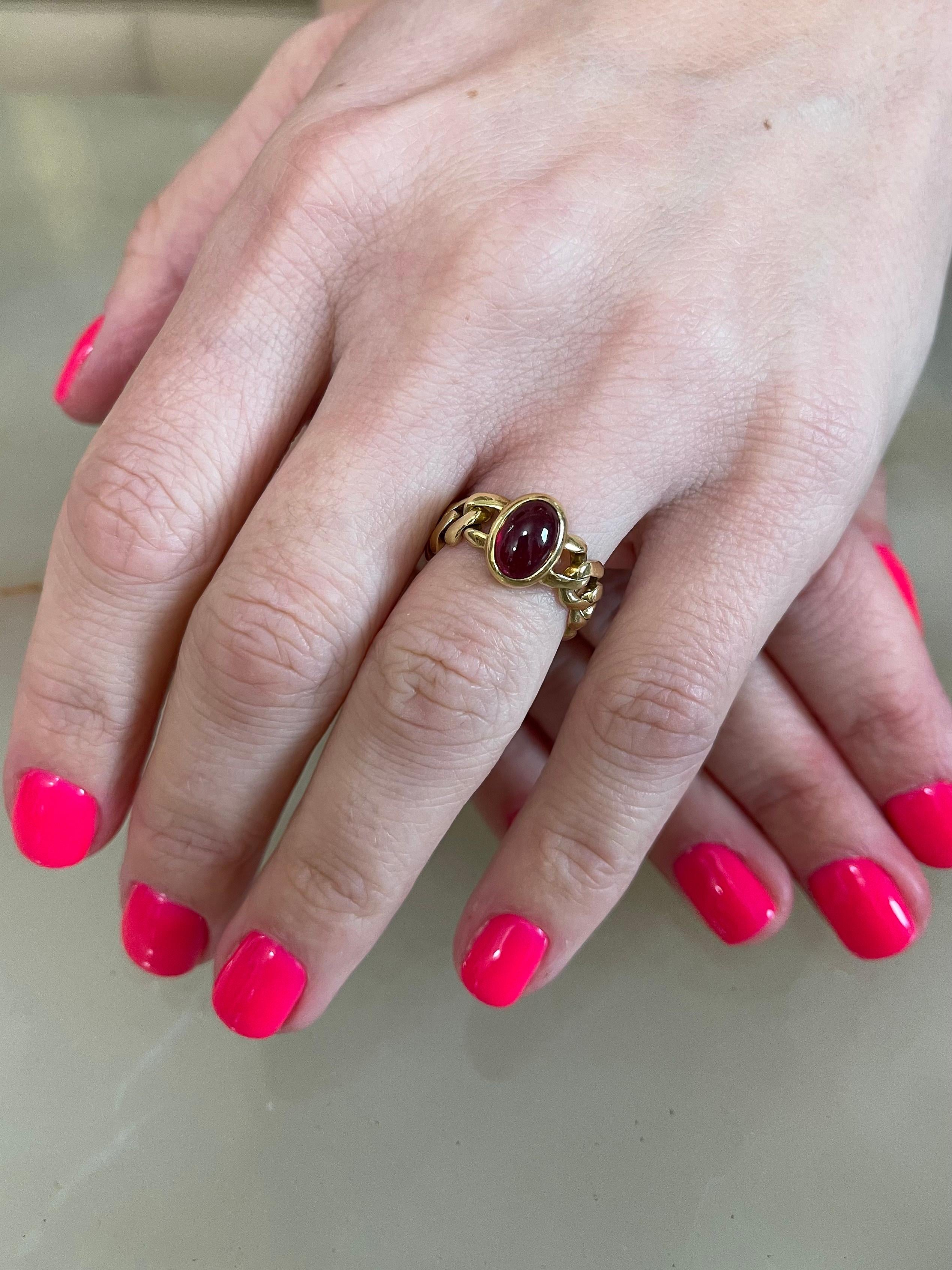 Bulgari 1980s Ruby Cabochon Gold Chain Ring In Excellent Condition For Sale In New York, NY