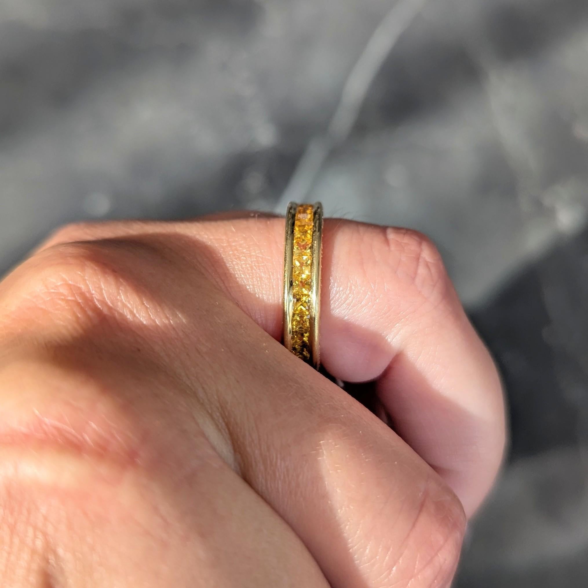 Bulgari 1980's Zafiro Amarillo Oro Amarillo 18K Anillo Eternidad Vintage en venta 2