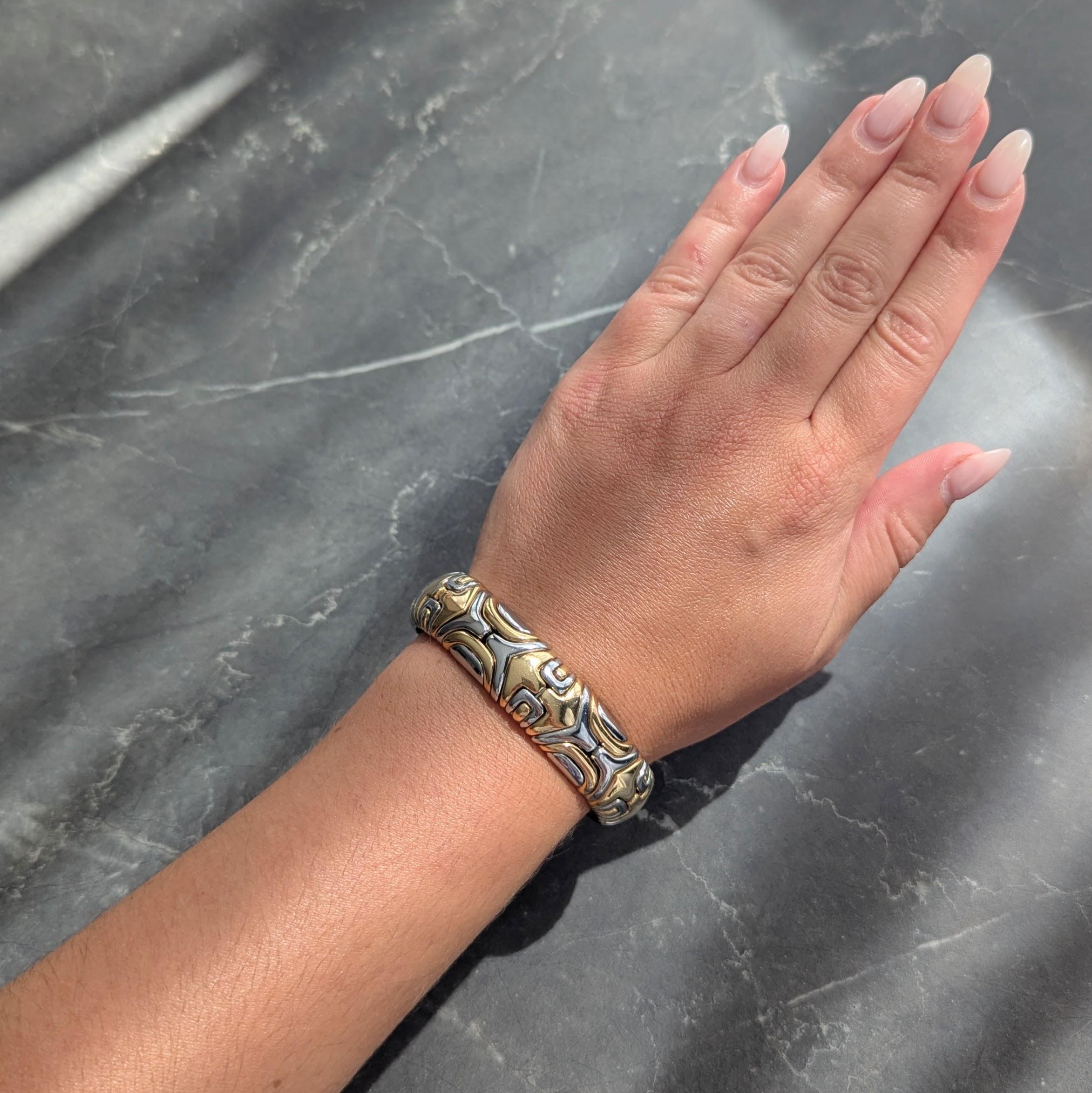 La pulsera está formada por eslabones segmentados de oro amarillo y acero inoxidable
Los eslabones presentan el característico motivo Alveare: segmentos de flecha equipados
Con terminales abiertos a ras
Con acabado pulido
Estampado con marcas de