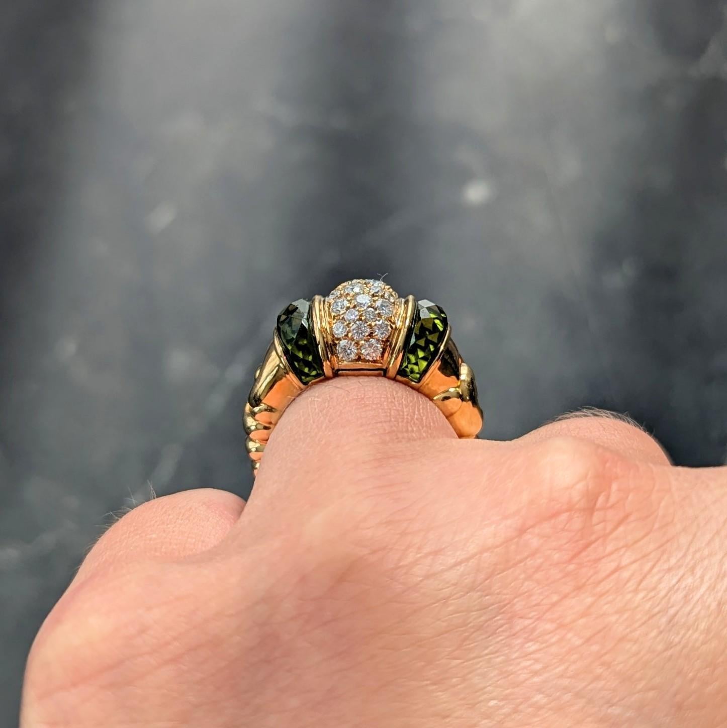 Bulgari 1990 1.96 CTW Diamond Peridot 18 Karat Gold Vintage Passo Doppio Ring For Sale 2