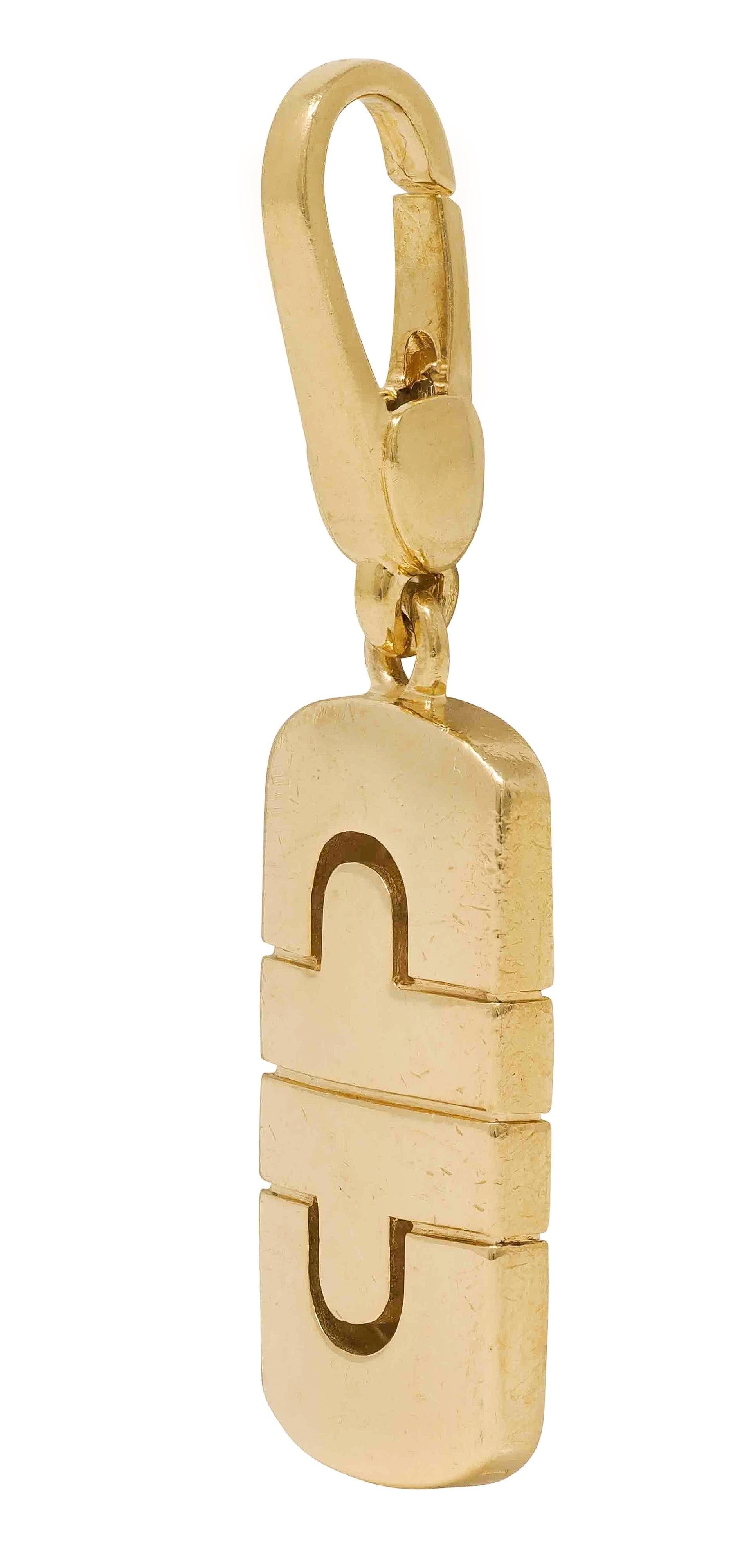 Conçue comme une forme de coussin en or jaune
Motif géométrique rainuré et percé
Représentation du motif 