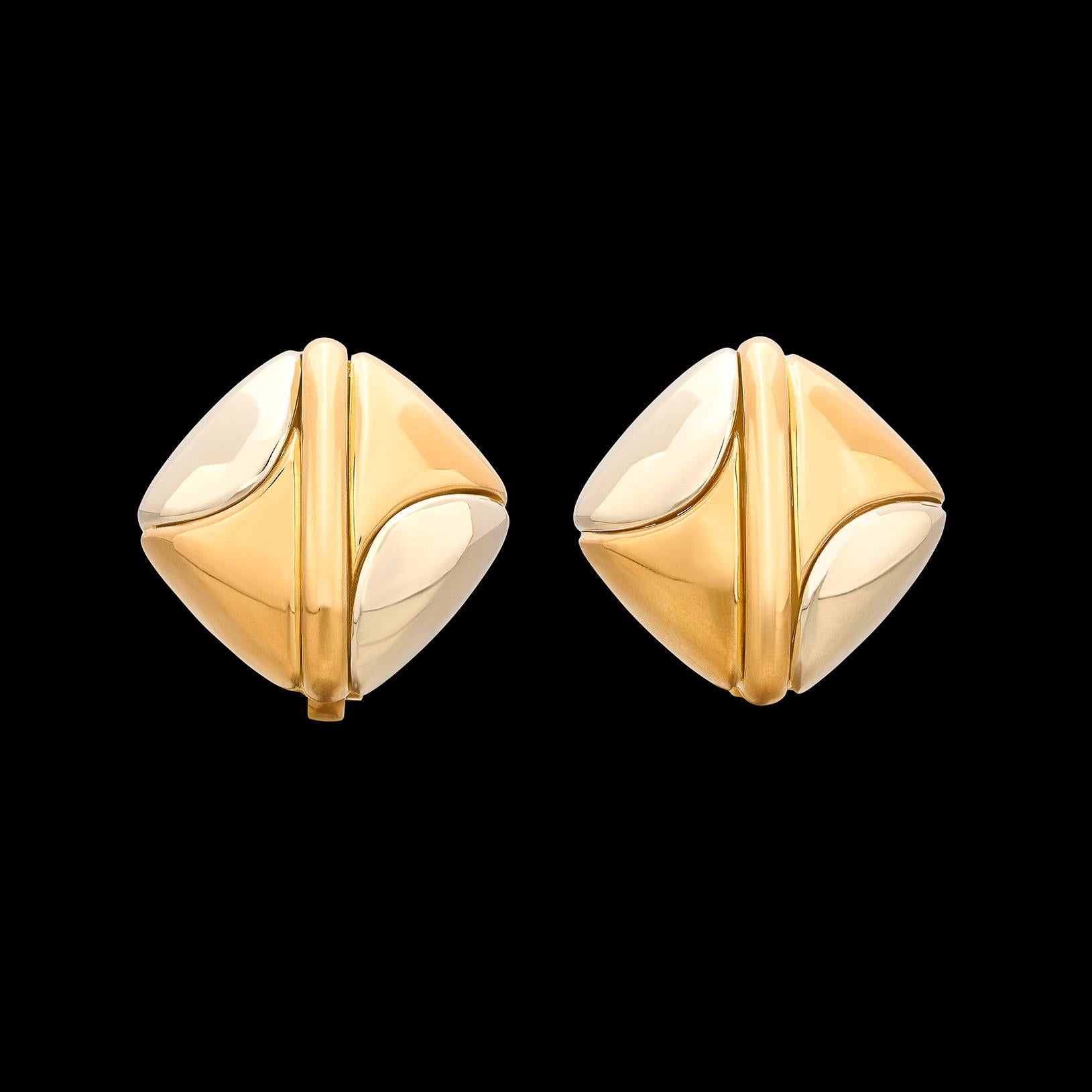 La maison Bulgari (ou Bvlgari si vous préférez) a créé ces boucles d'oreilles bicolores en or 18 carats très tendance. Ces boucles d'oreilles Bulgari sont dotées de clips d'oreilles sûrs, d'un design impeccable et d'une attention aux détails que