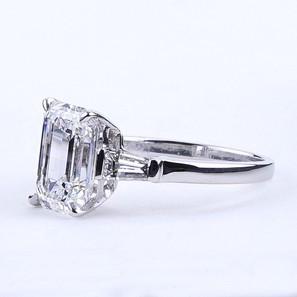 Bulgari Verlobungsring aus Platin mit 3,30 CTTW drei Steinen und Diamant (Smaragdschliff) im Angebot